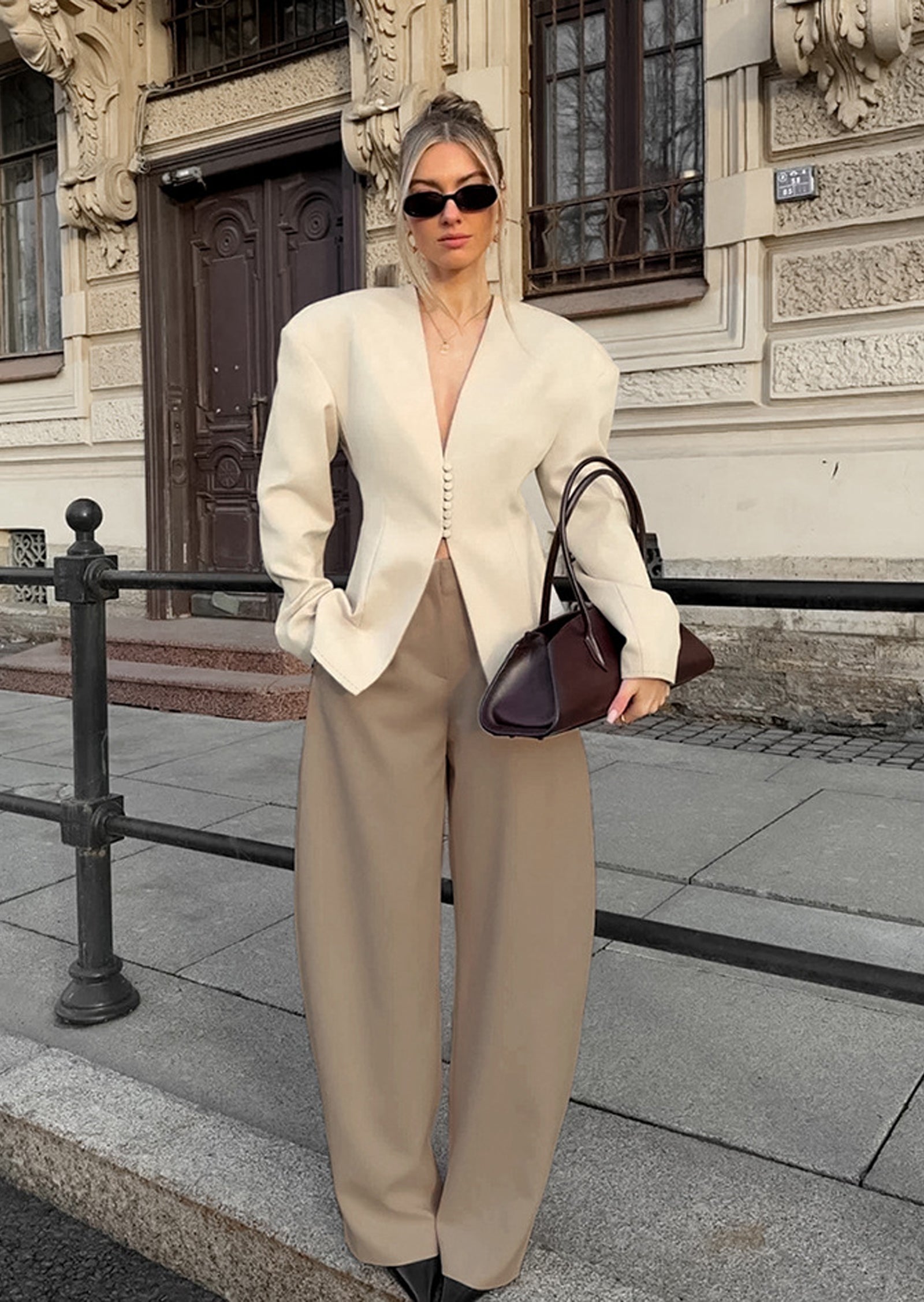 فستان قصير أحمر بدون حمالات مع فيونكة 