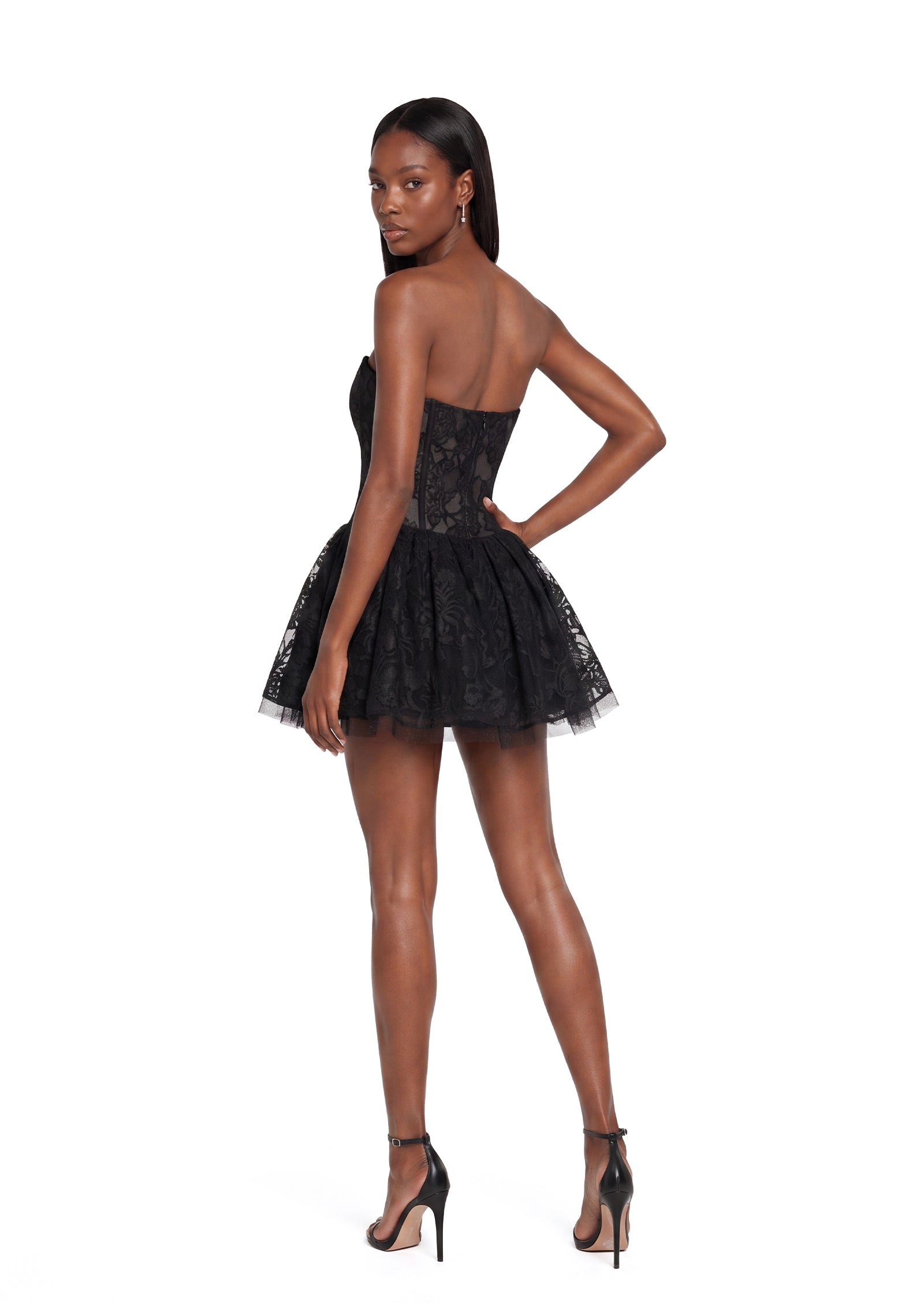فستان ماكسي مزين بالورود مع كشكشة على الرقبة 