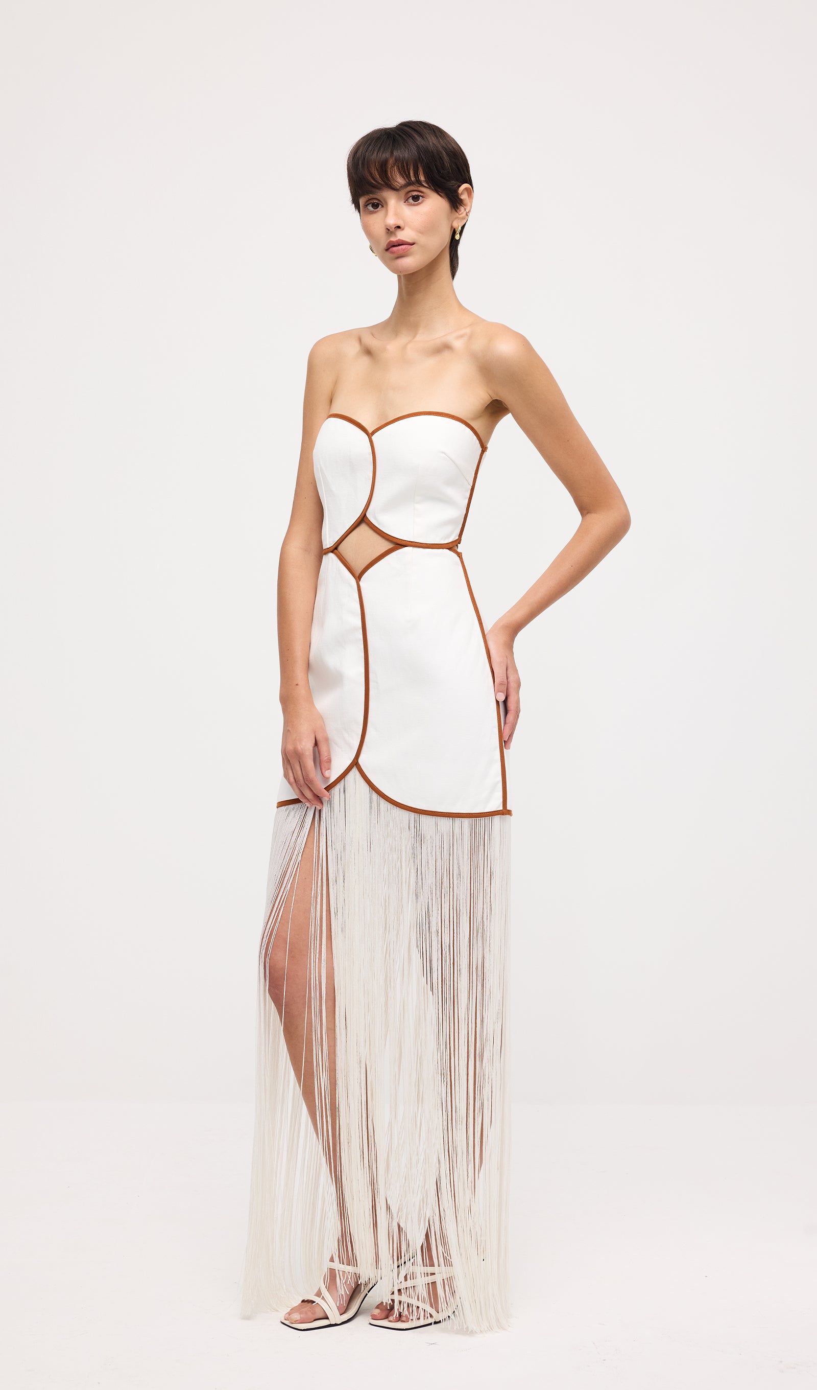 فستان قصير أحمر بدون حمالات مع فيونكة 