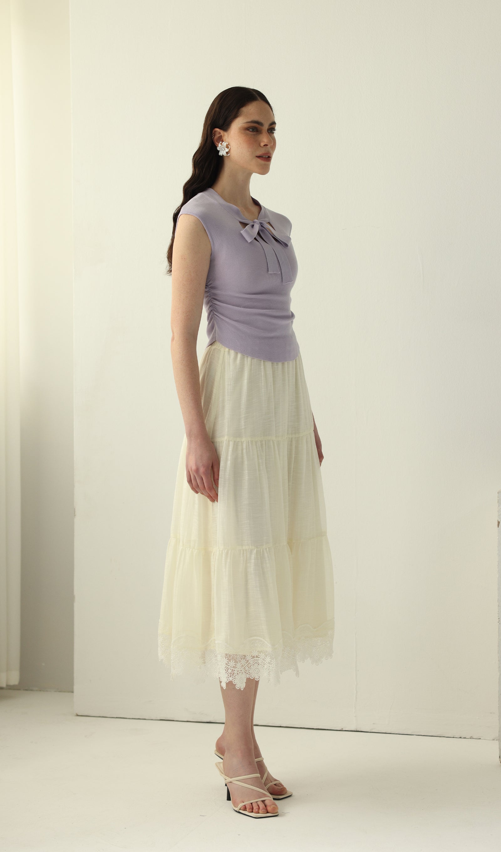 Geblümtes Maxikleid mit V-Ausschnitt und Taillengürtel