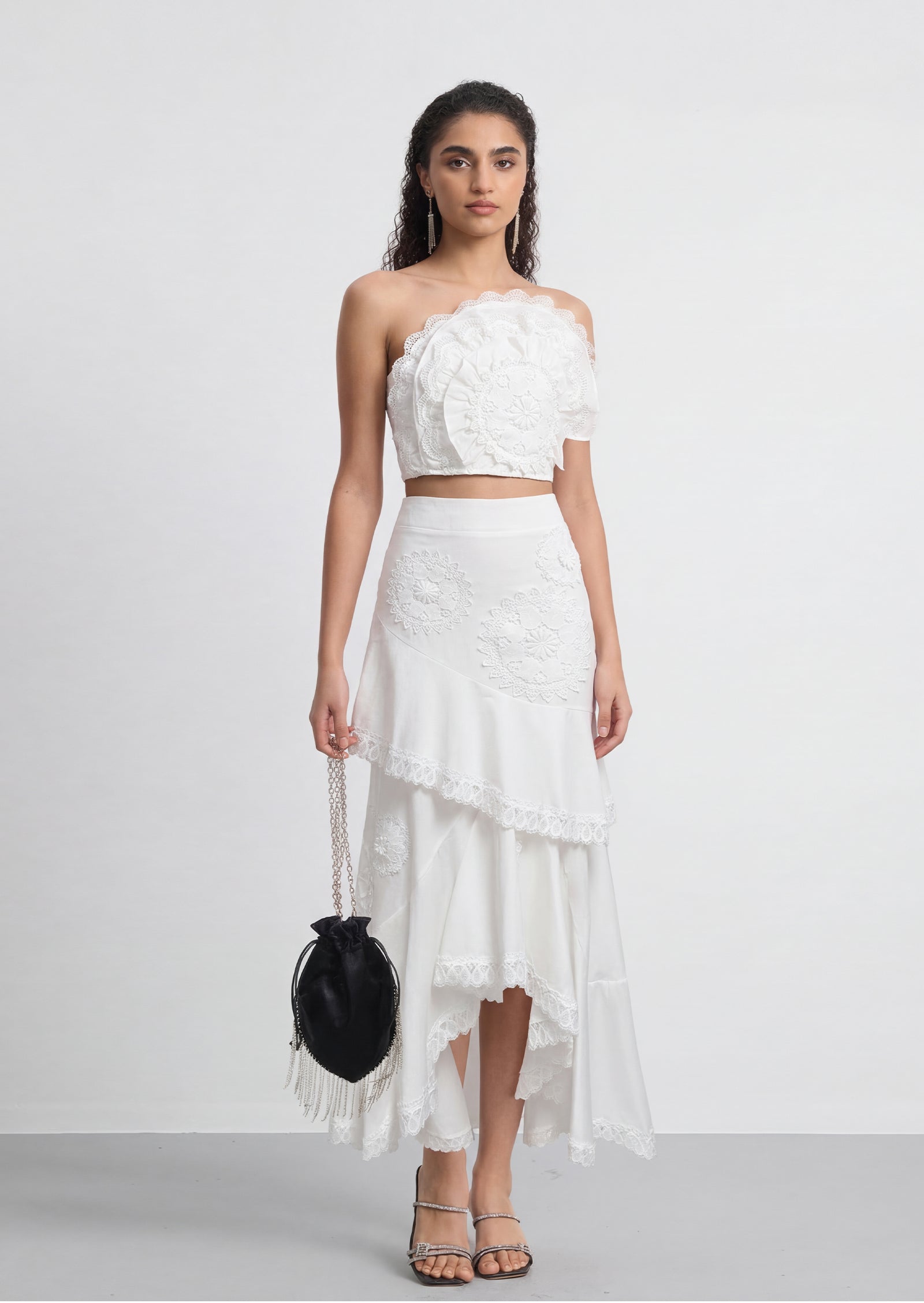 فستان قصير بقميص مزين بدانتيل صناعي 