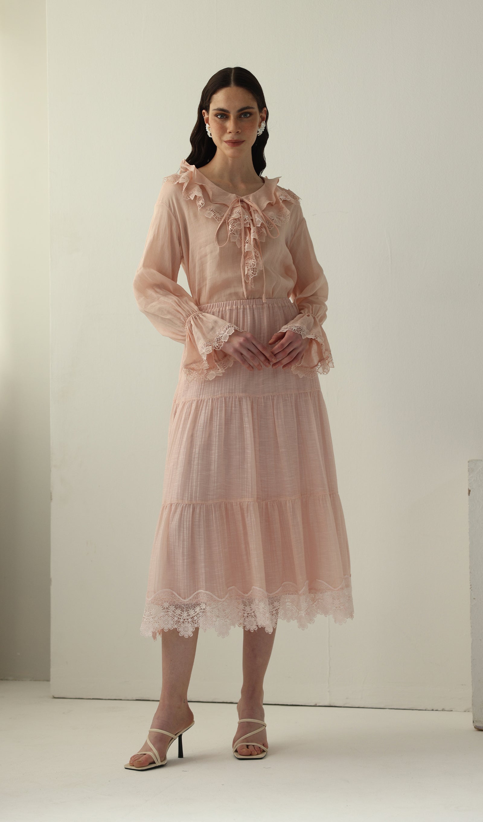 Geblümtes Maxikleid mit V-Ausschnitt und Taillengürtel