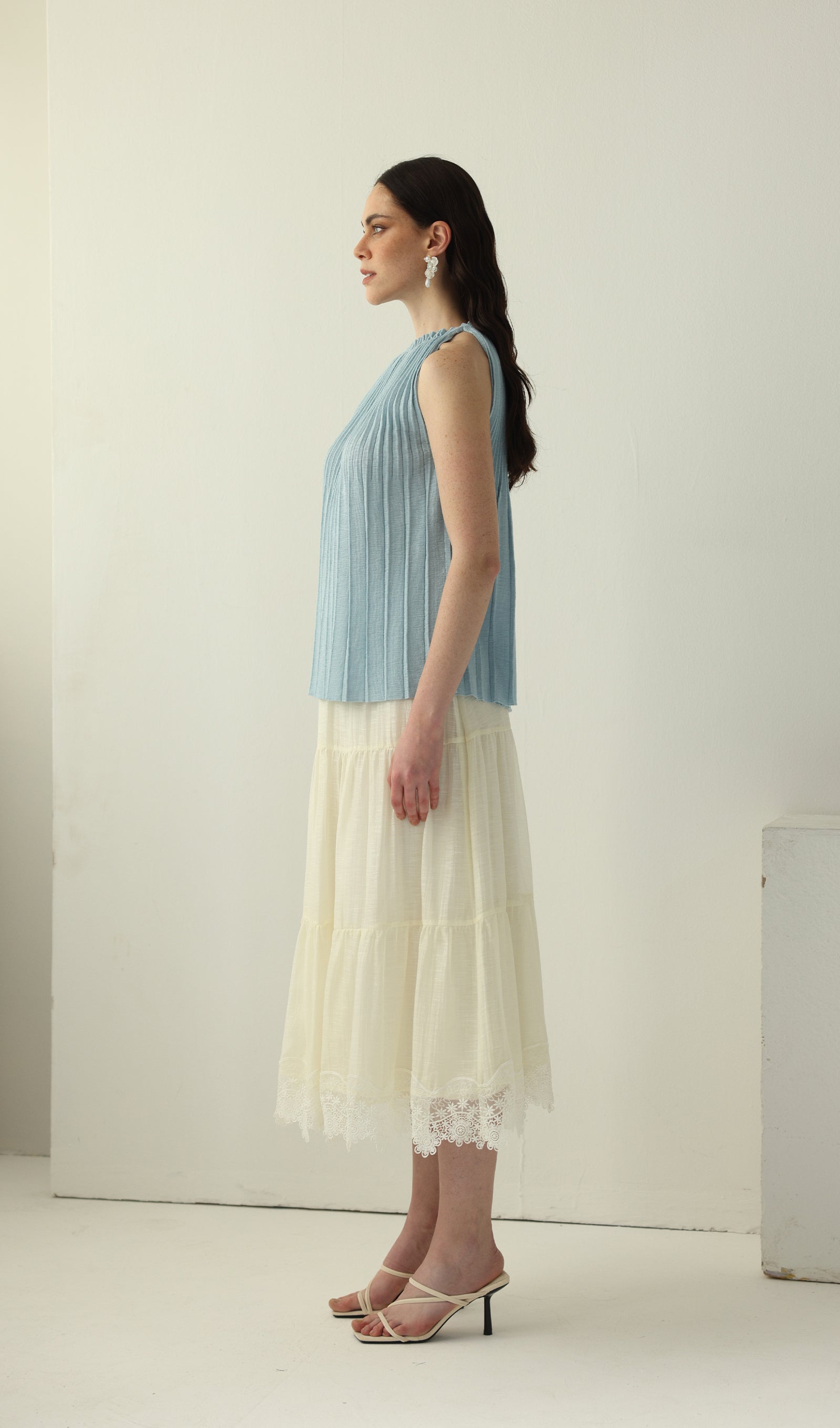 Geblümtes Maxikleid mit V-Ausschnitt und Taillengürtel