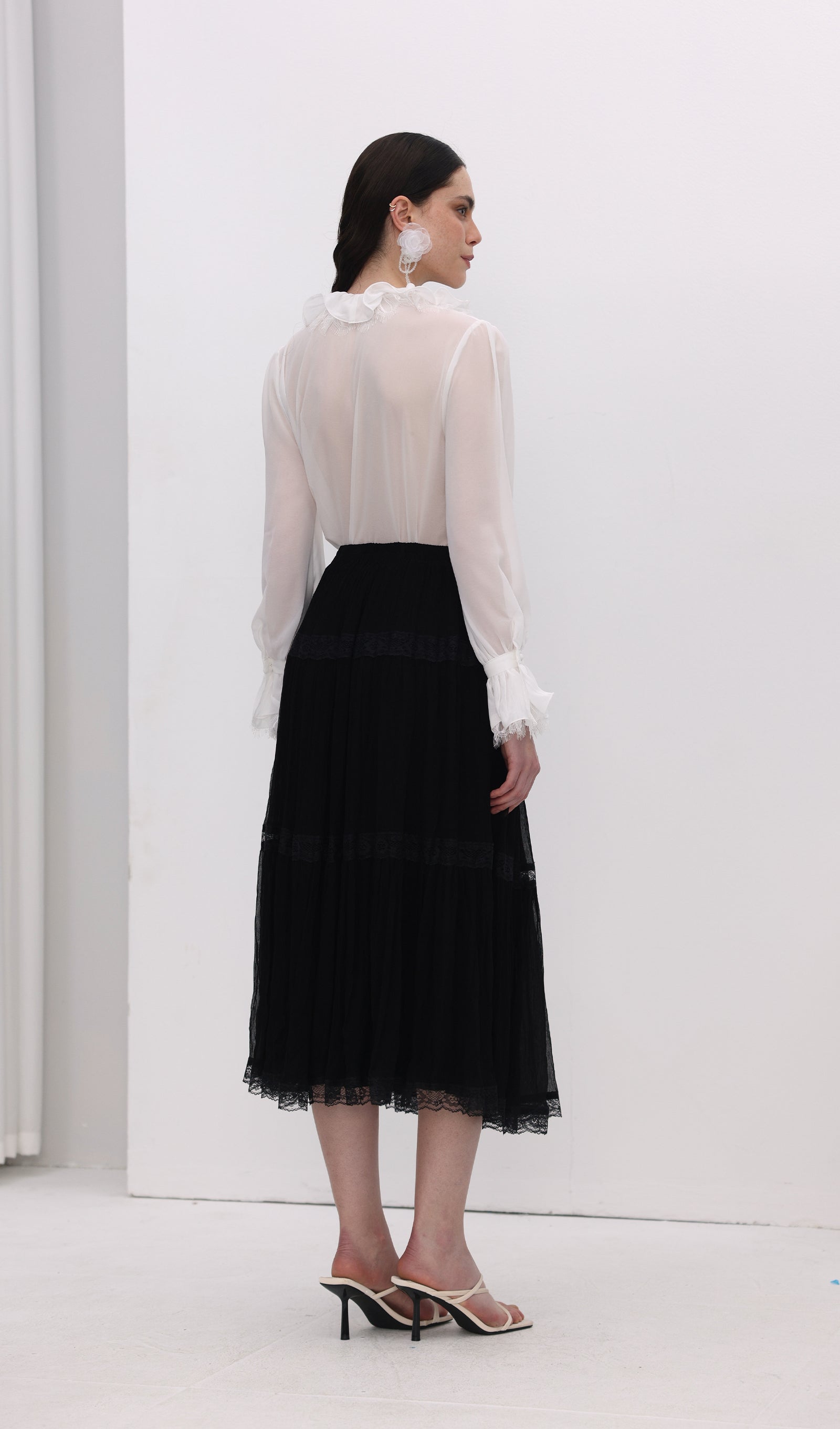 Minikleid mit 3D-Strassblumenmuster in Weiß