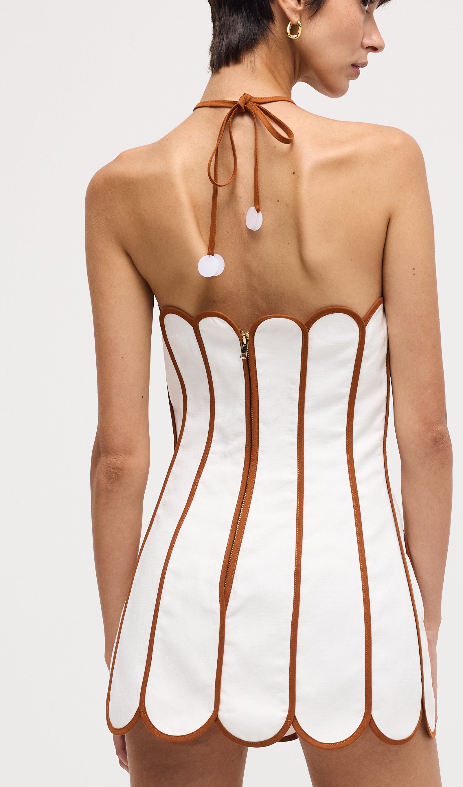 فستان قصير أحمر بدون حمالات مع فيونكة 