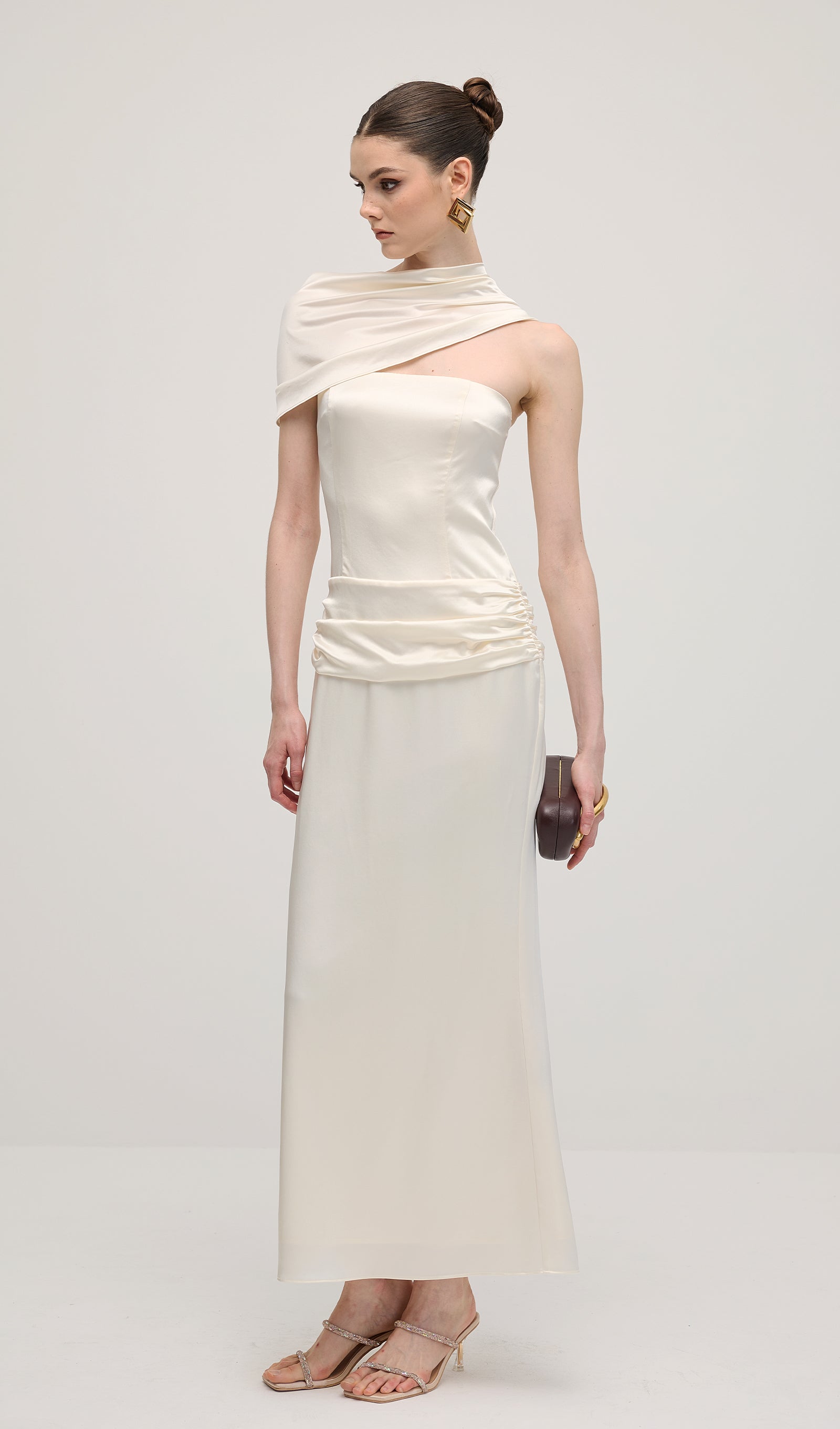 فستان ماكسي ساتان بأكمام طويلة 