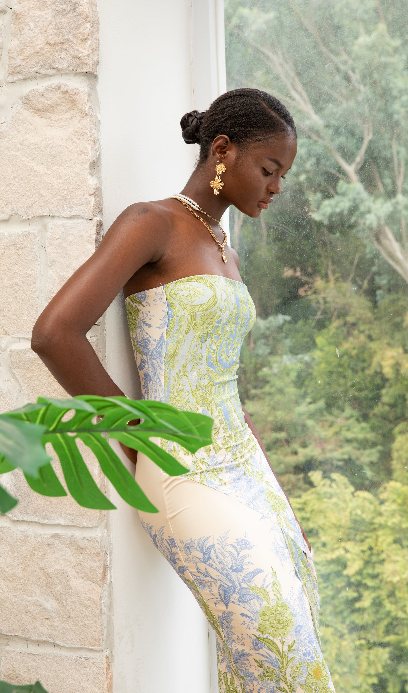 فستان ميدي عصري مطبوع بدون حمالات وفتحة 