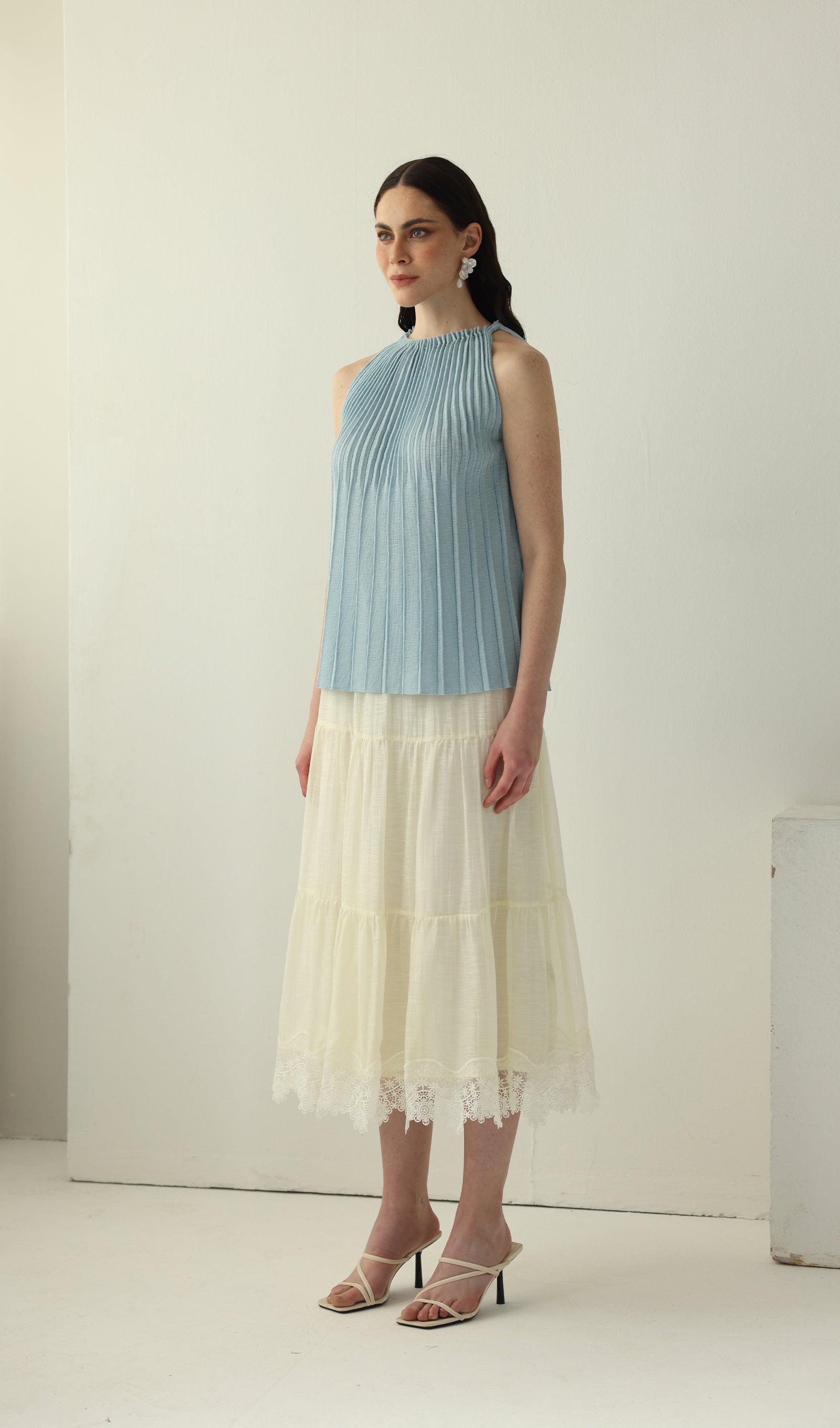 Geblümtes Maxikleid mit V-Ausschnitt und Taillengürtel