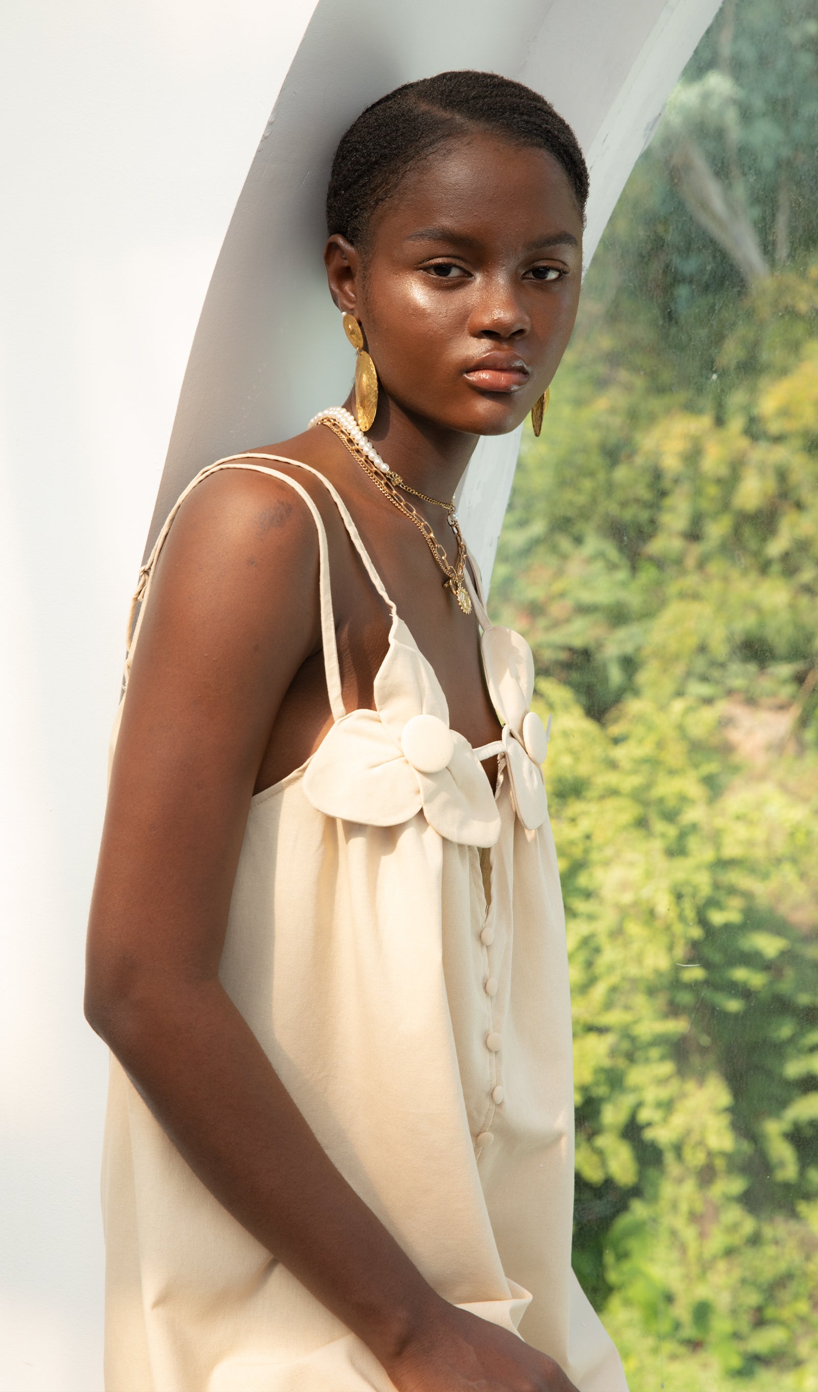 فستان ماكسي عصري بفتحة رقبة على شكل حرف V وشق مرتفع مزين بالزهور 