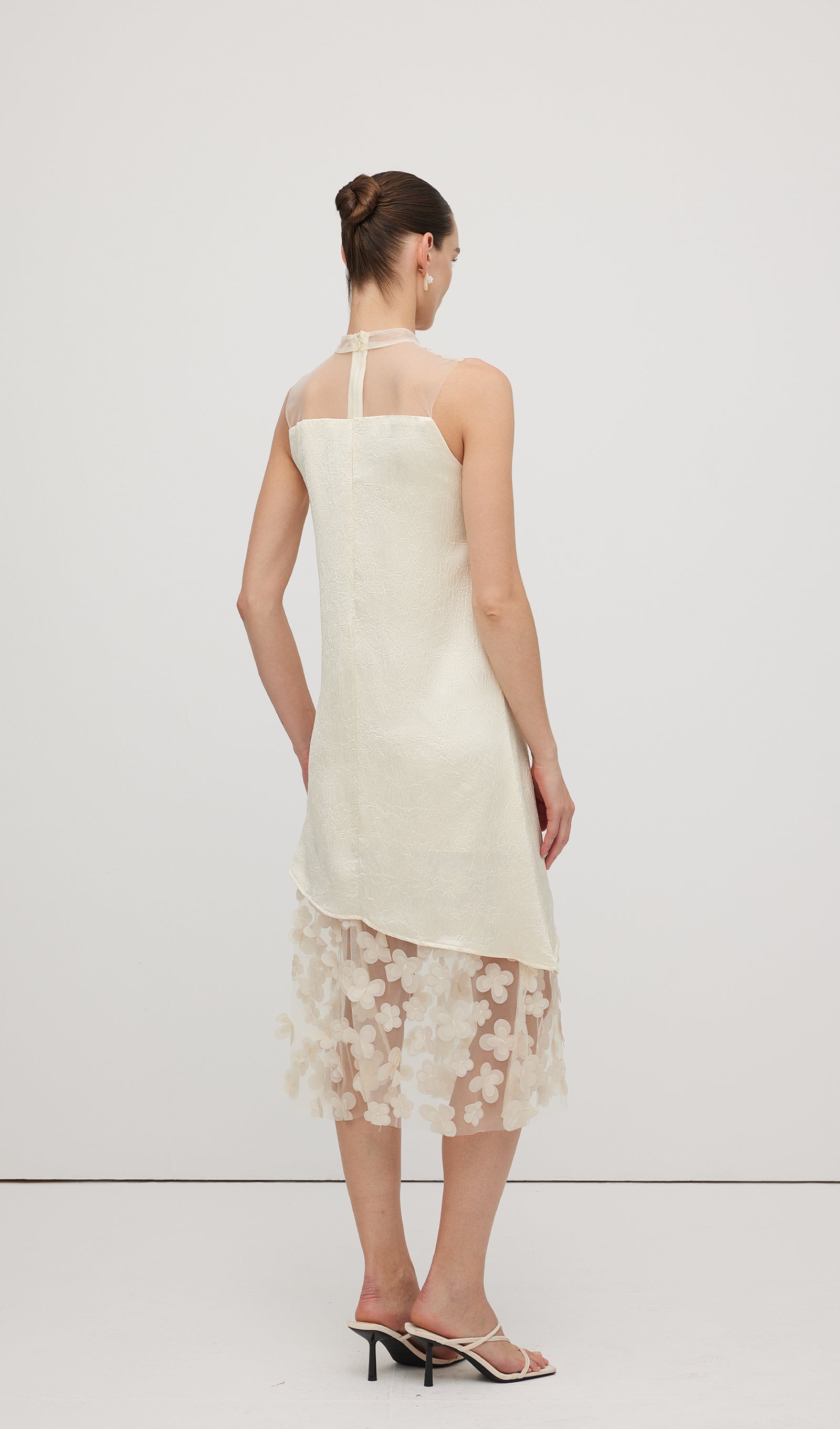 Minikleid mit 3D-Strassblumenmuster in Weiß