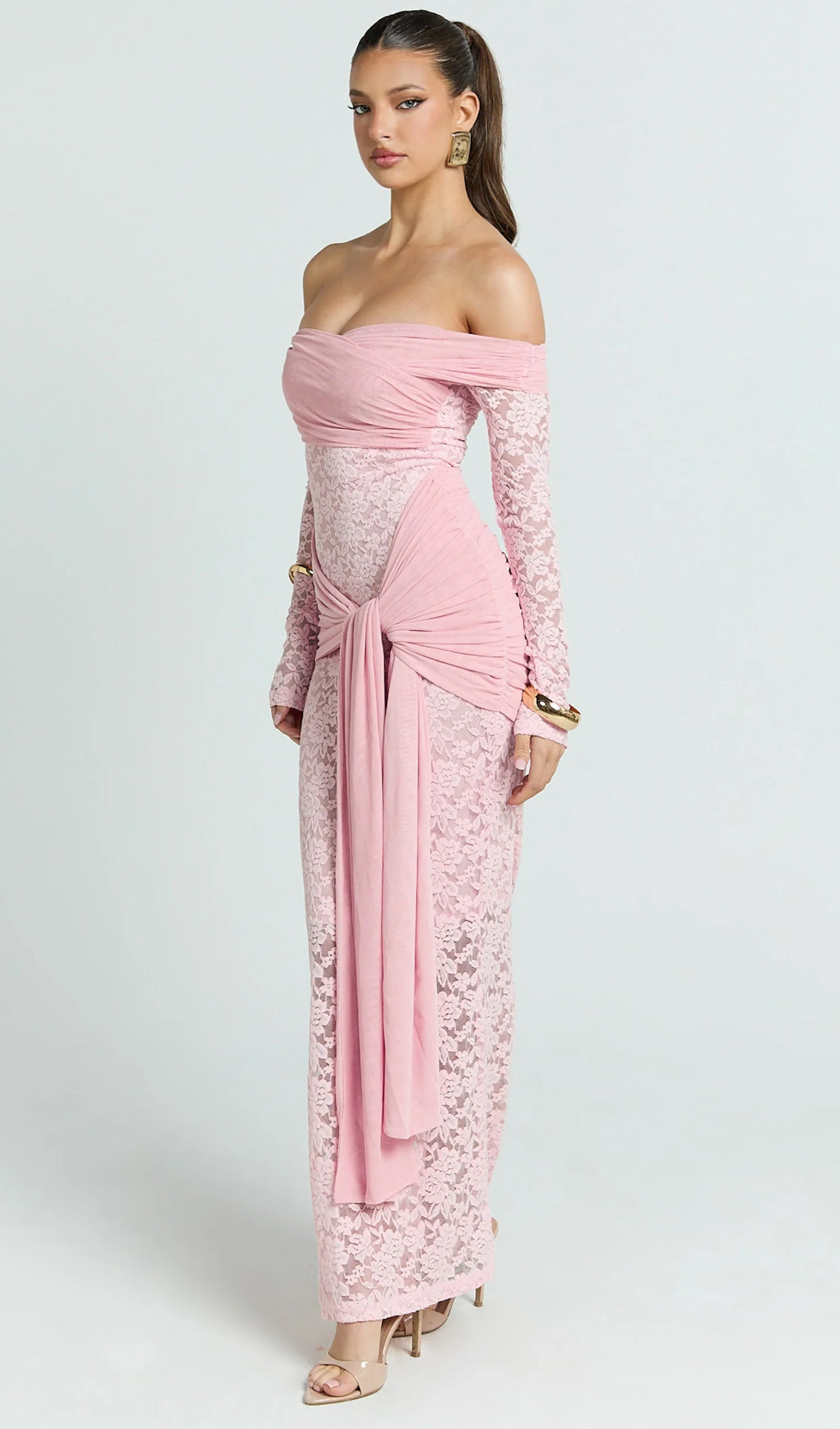 فستان قصير أحمر بدون حمالات مع فيونكة 