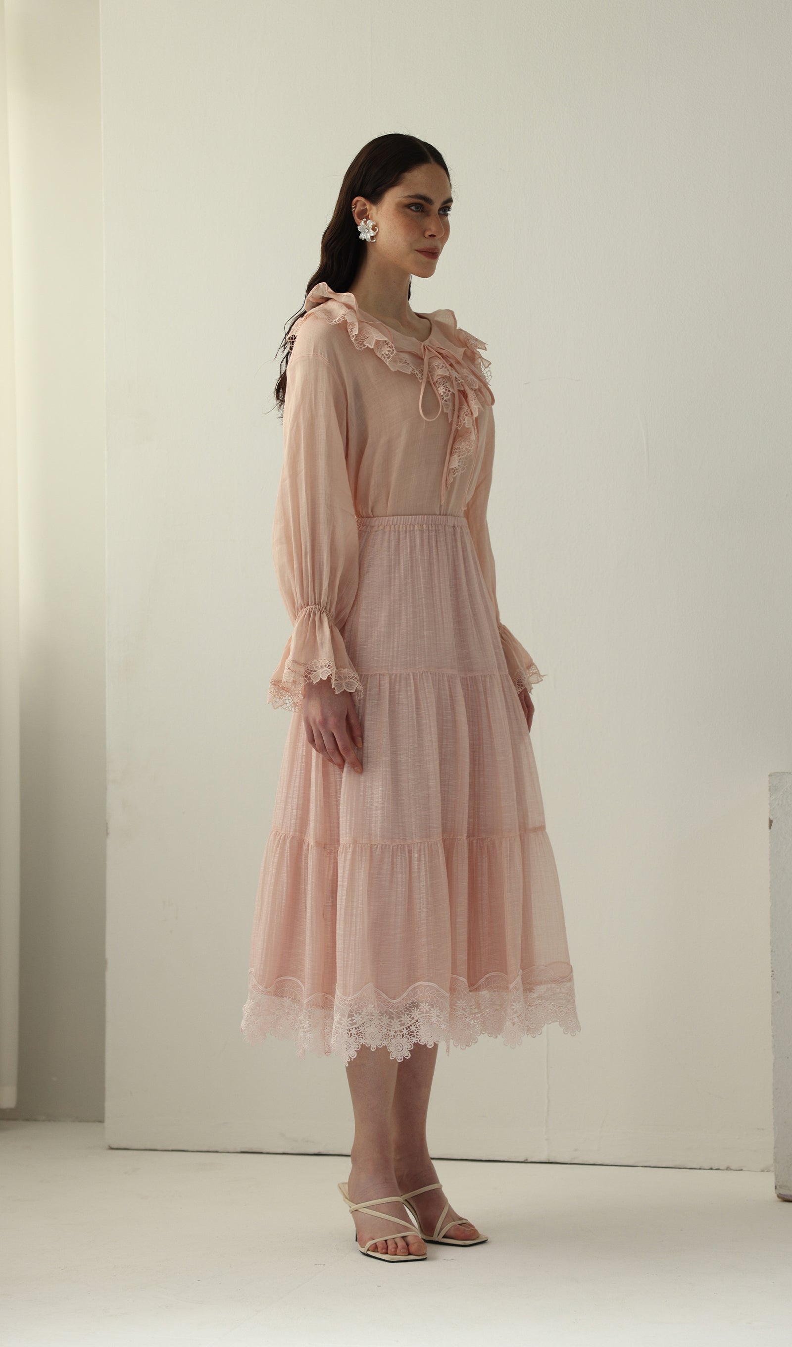 Geblümtes Maxikleid mit V-Ausschnitt und Taillengürtel