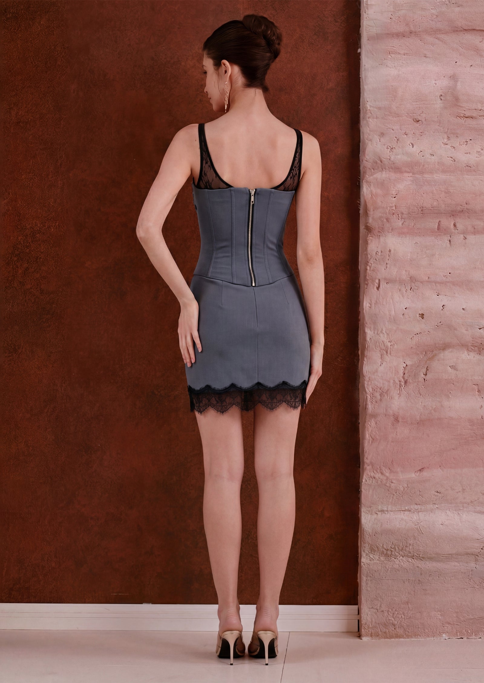 فستان قصير بقميص مزين بدانتيل صناعي 