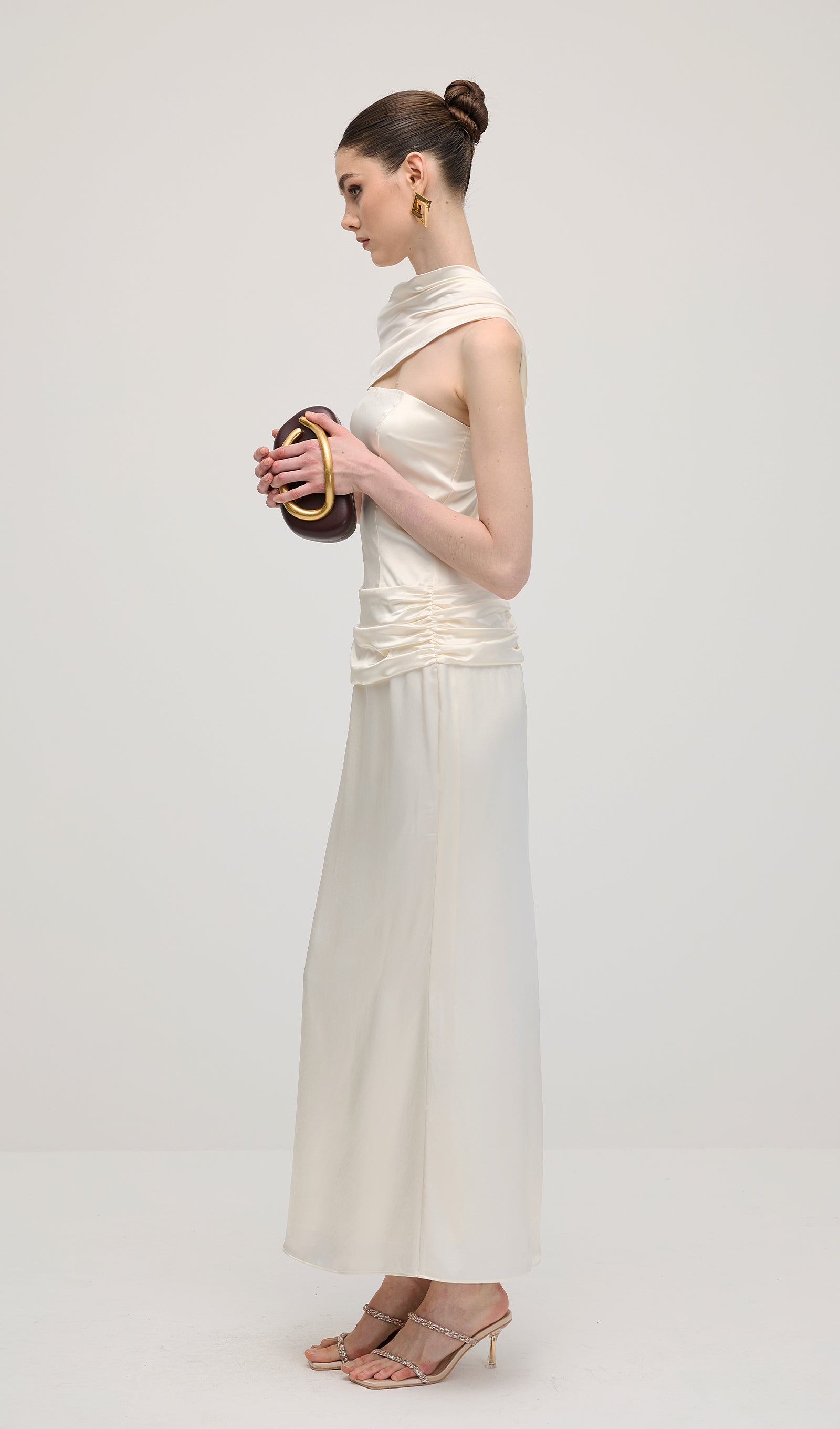 فستان ماكسي ساتان بأكمام طويلة 