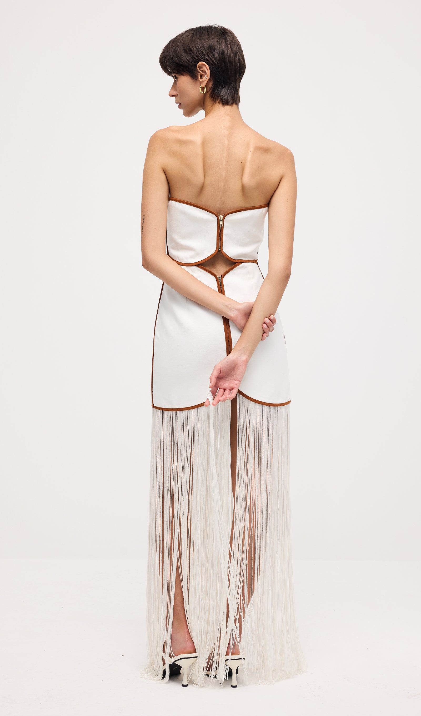 فستان قصير أحمر بدون حمالات مع فيونكة 