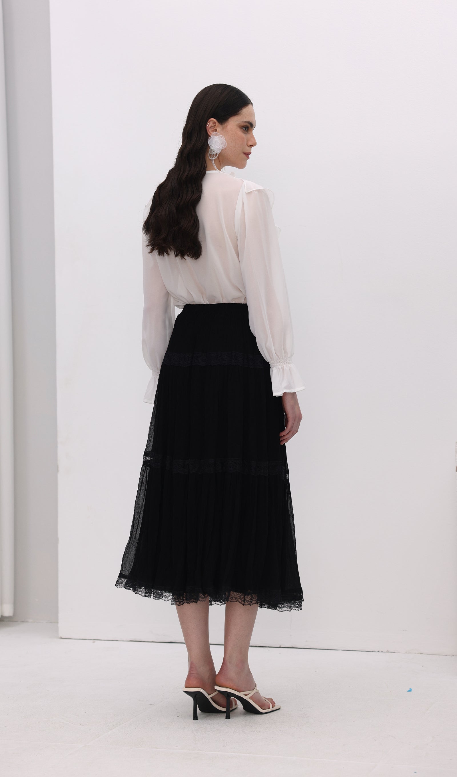 Minikleid mit 3D-Strassblumenmuster in Weiß