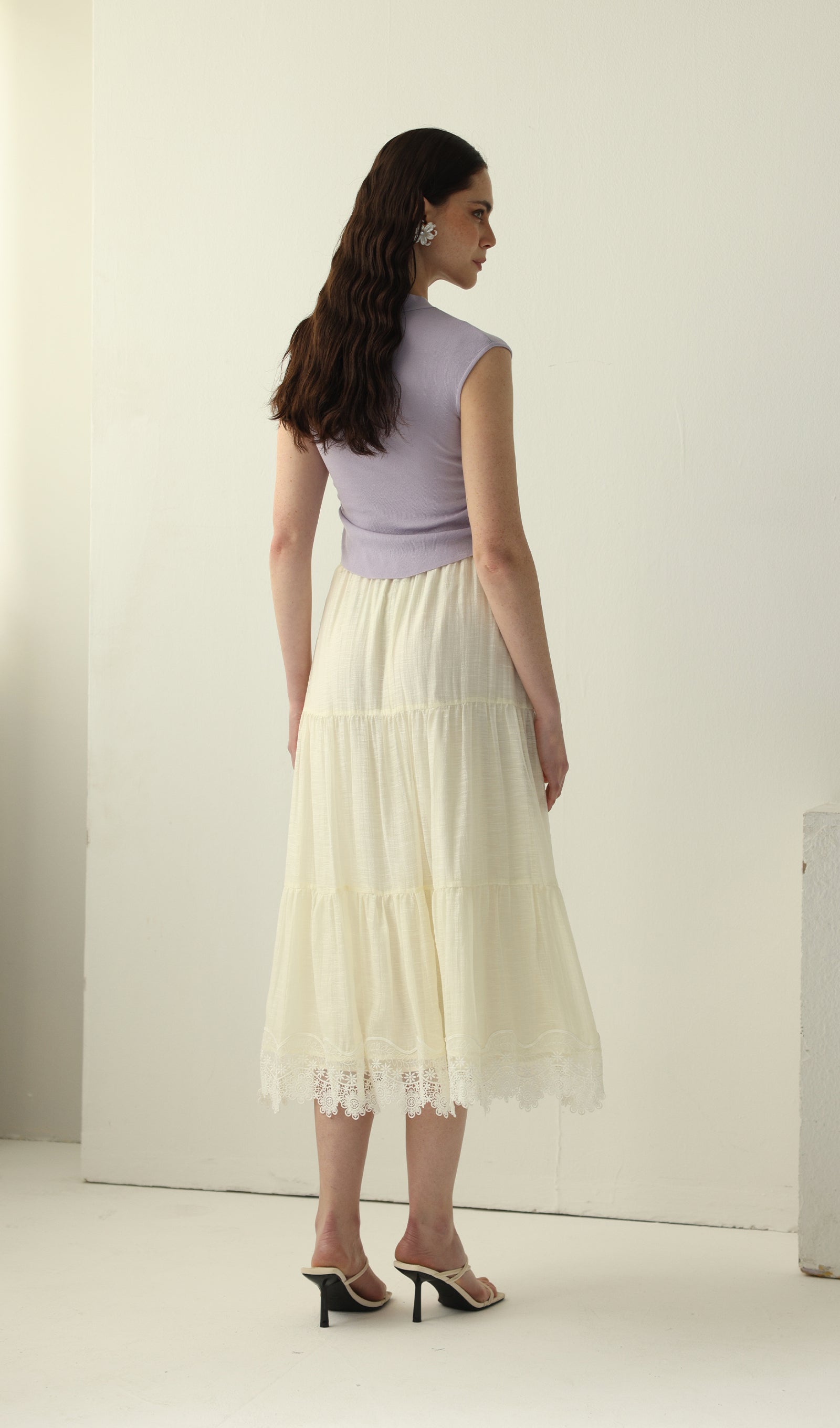Geblümtes Maxikleid mit V-Ausschnitt und Taillengürtel