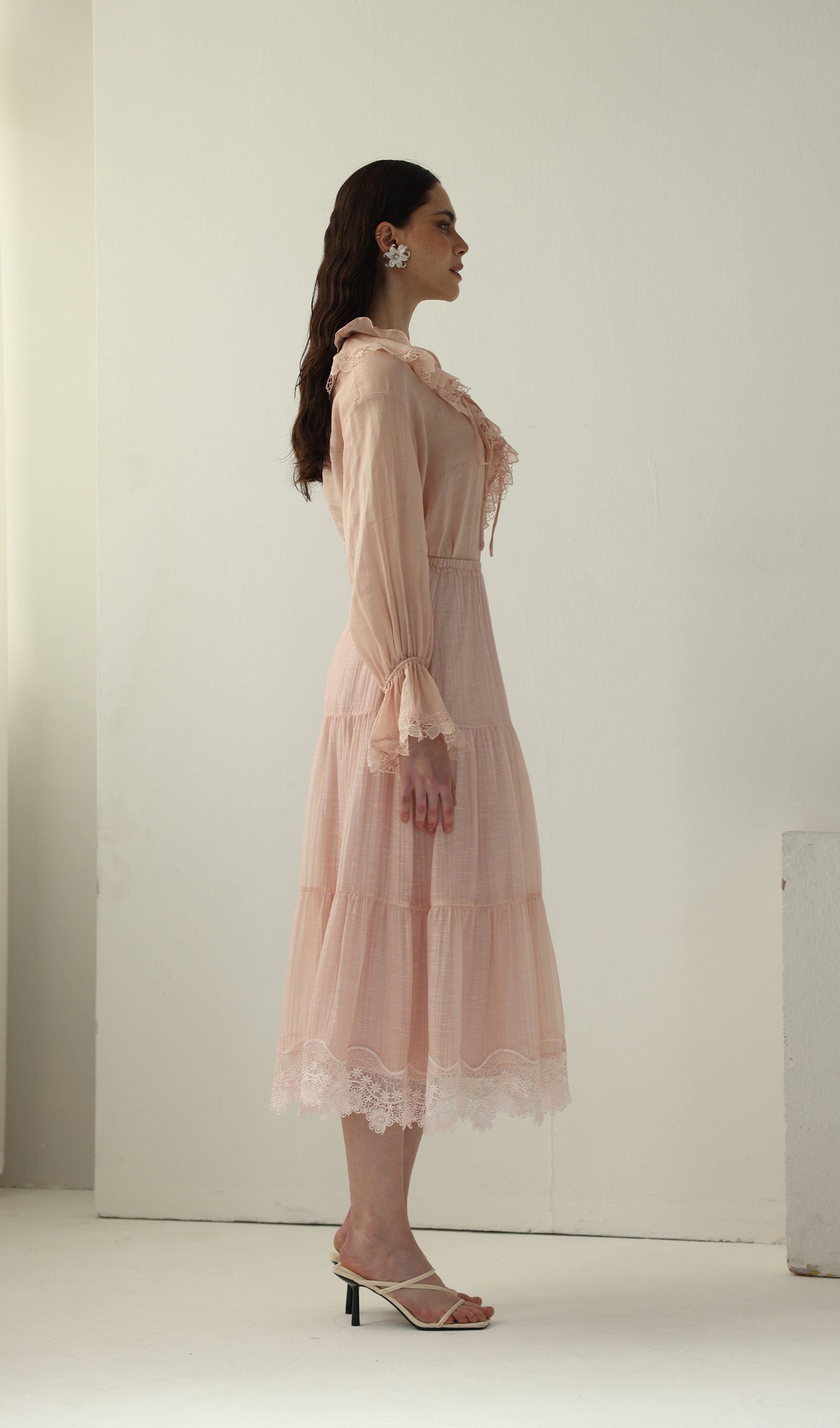Geblümtes Maxikleid mit V-Ausschnitt und Taillengürtel