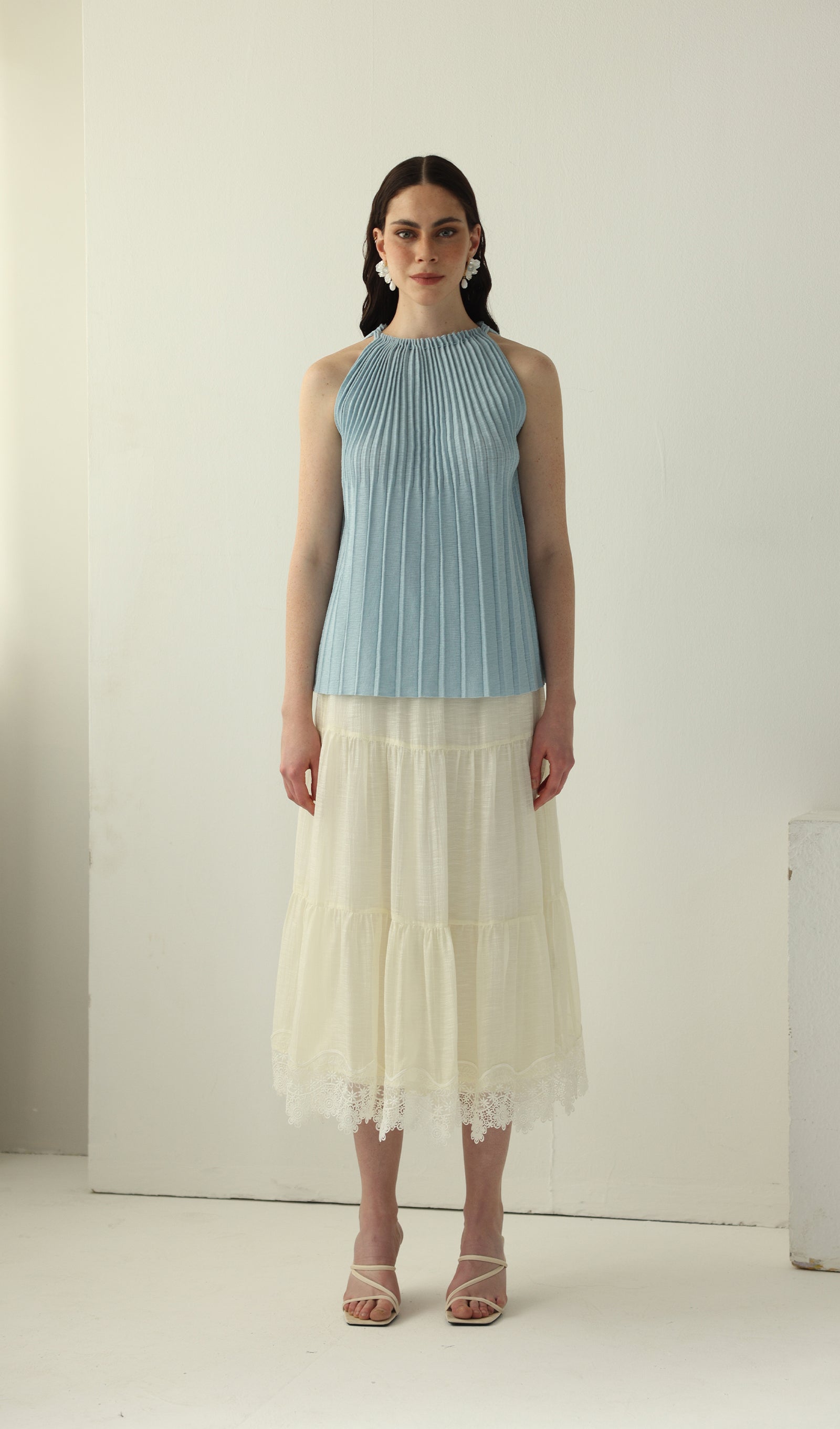 Geblümtes Maxikleid mit V-Ausschnitt und Taillengürtel