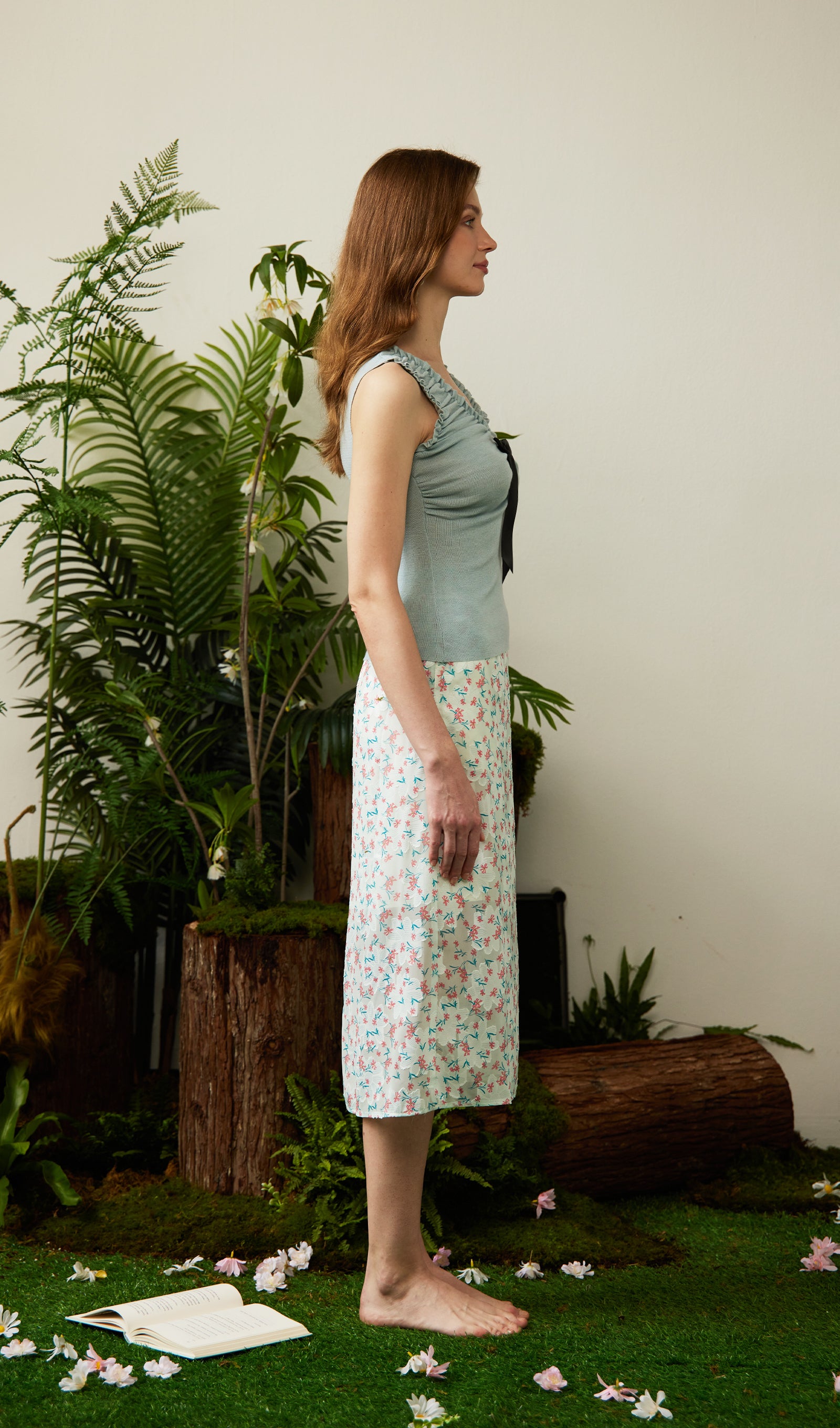 Geblümtes Maxikleid mit V-Ausschnitt und Taillengürtel