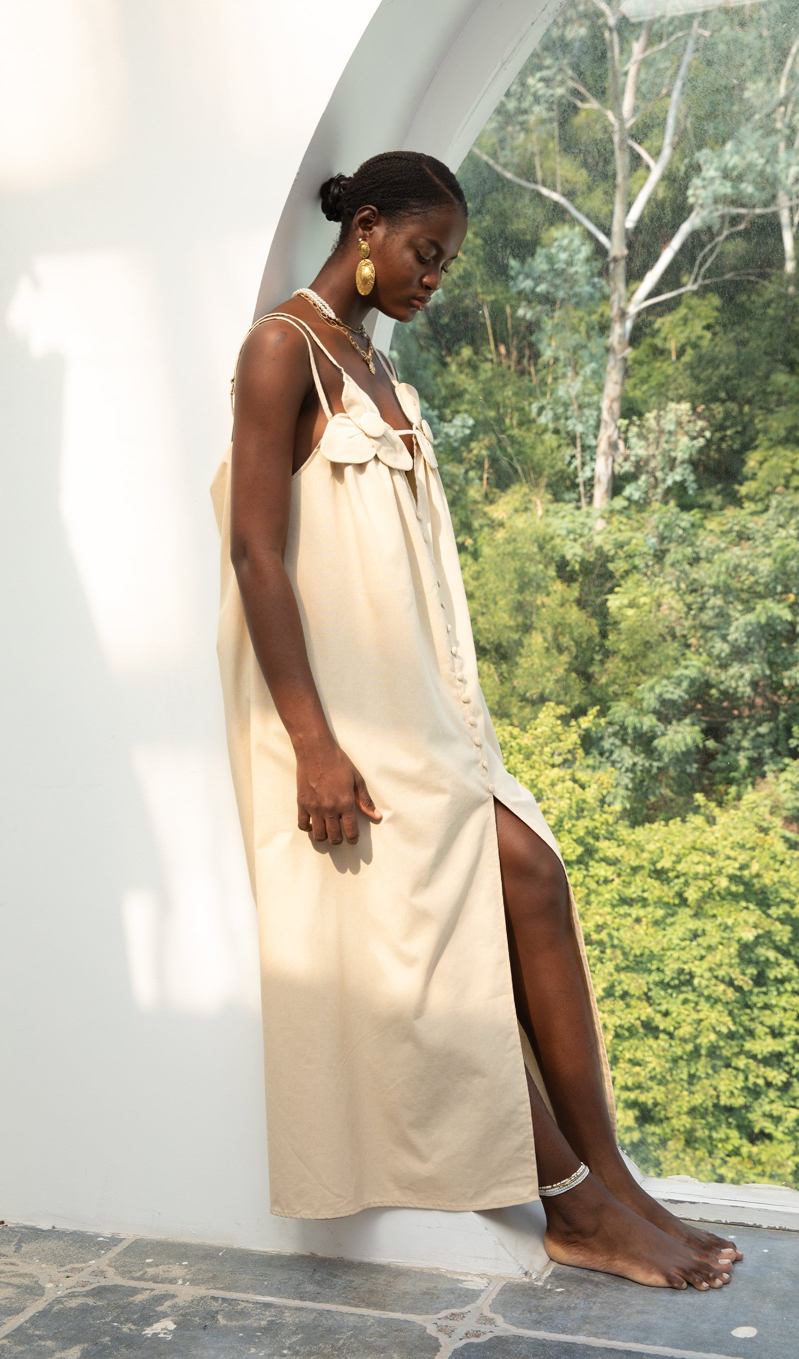 فستان ماكسي عصري بفتحة رقبة على شكل حرف V وشق مرتفع مزين بالزهور 