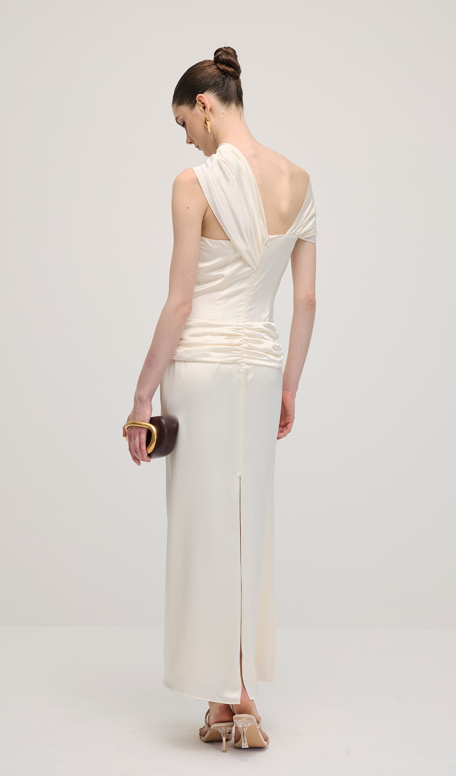 فستان ماكسي ساتان بأكمام طويلة 