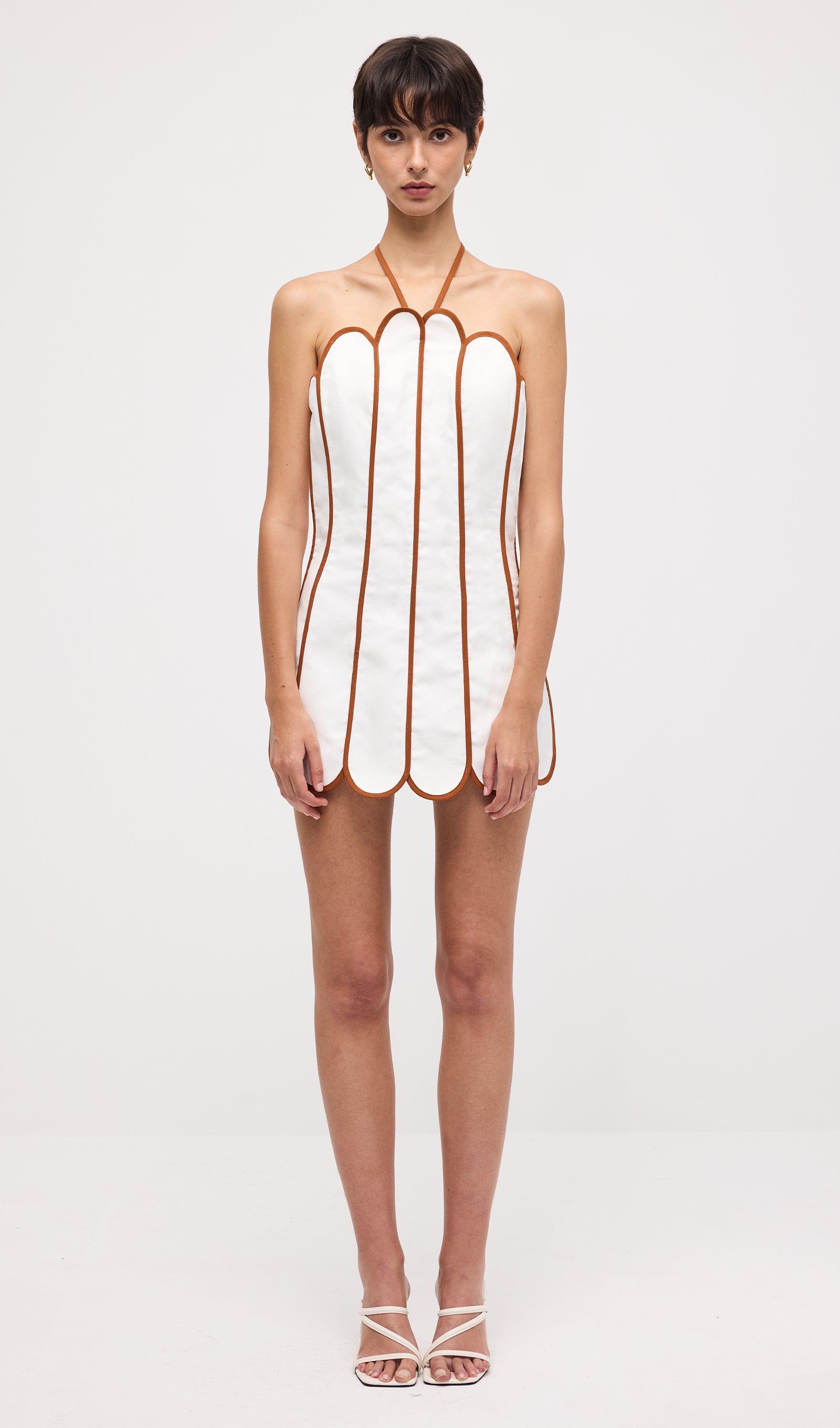 فستان قصير أحمر بدون حمالات مع فيونكة 