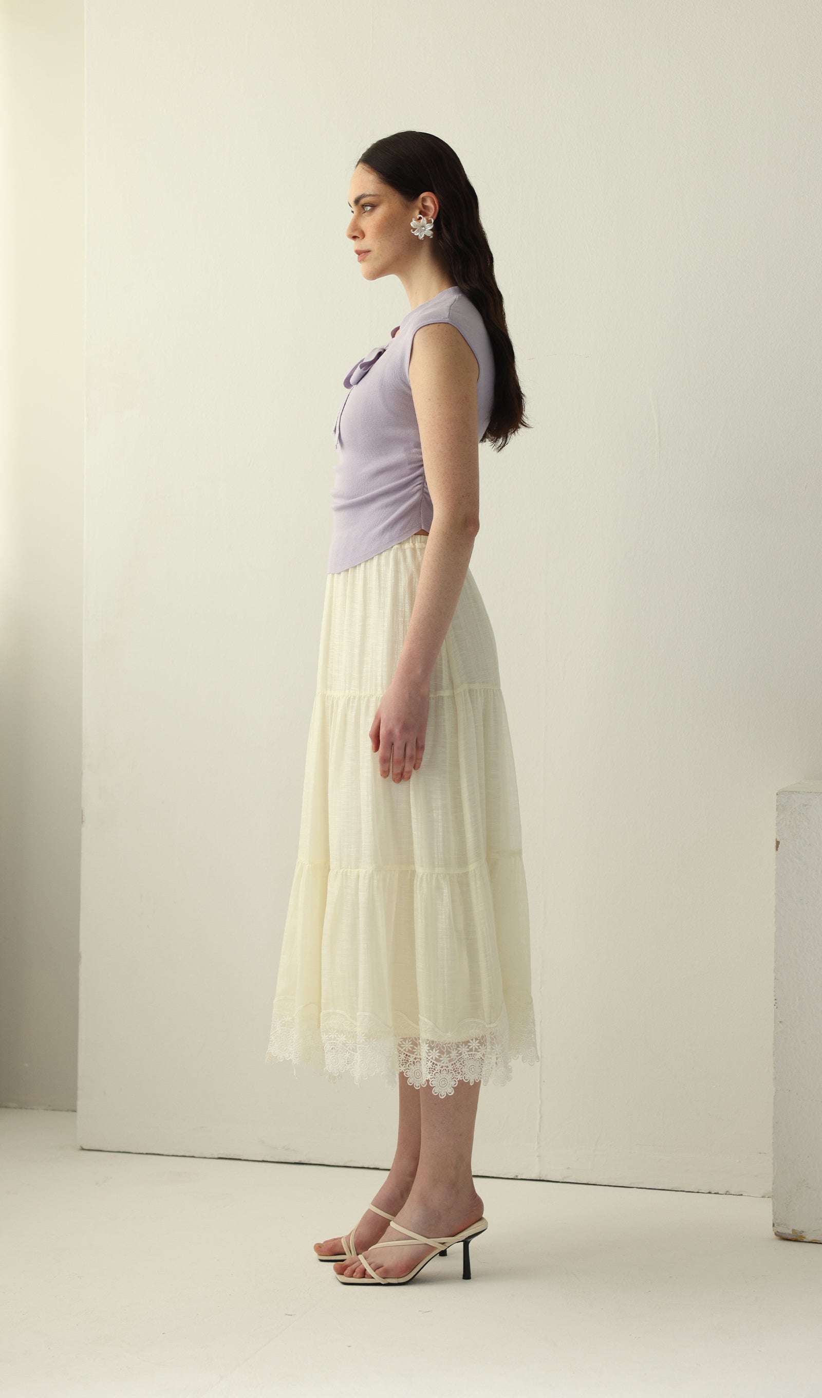 Geblümtes Maxikleid mit V-Ausschnitt und Taillengürtel