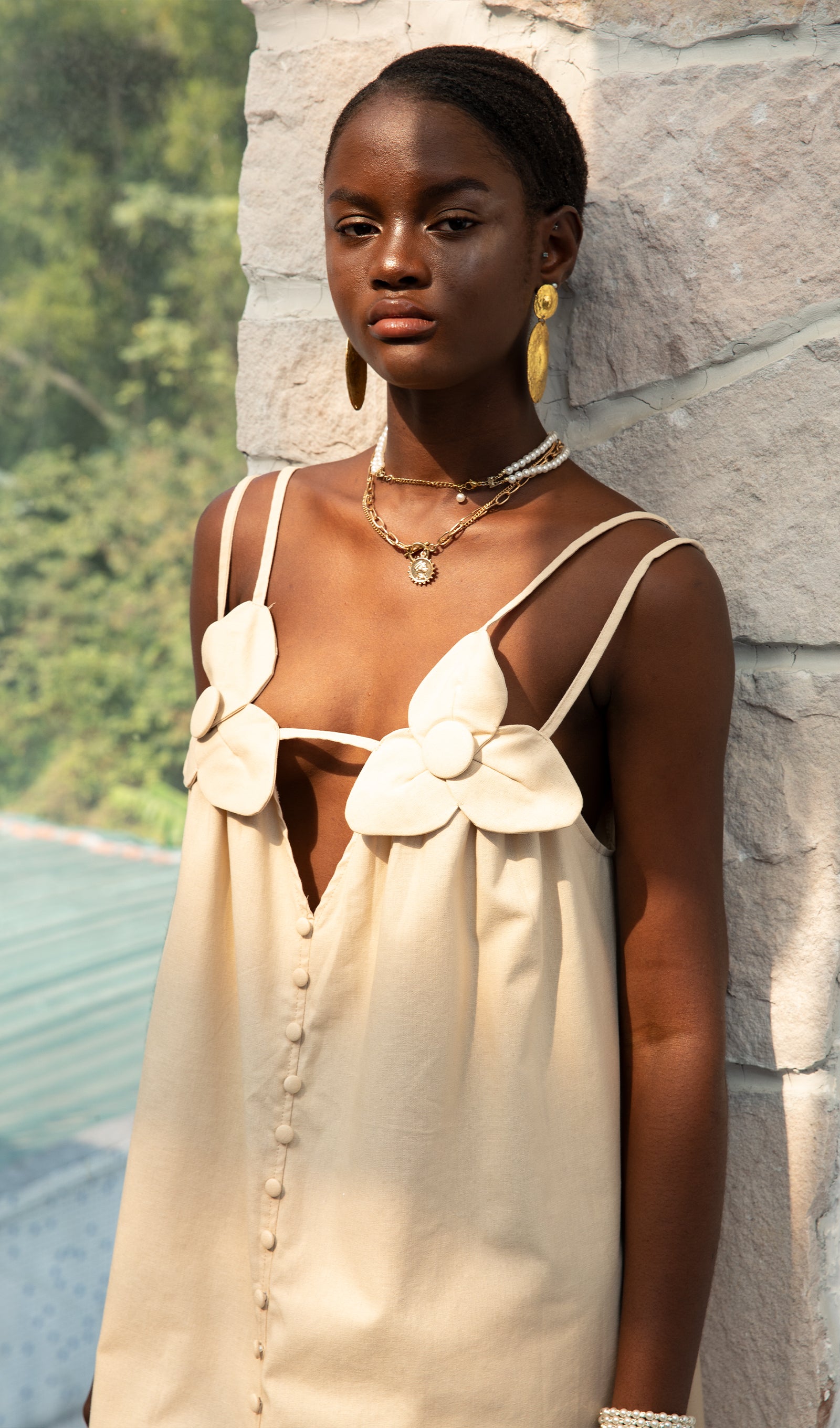 فستان ماكسي عصري بفتحة رقبة على شكل حرف V وشق مرتفع مزين بالزهور 