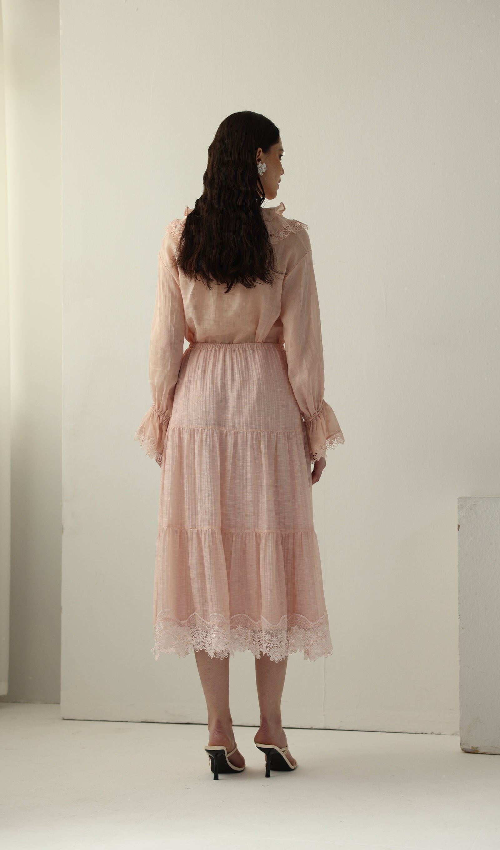 Geblümtes Maxikleid mit V-Ausschnitt und Taillengürtel