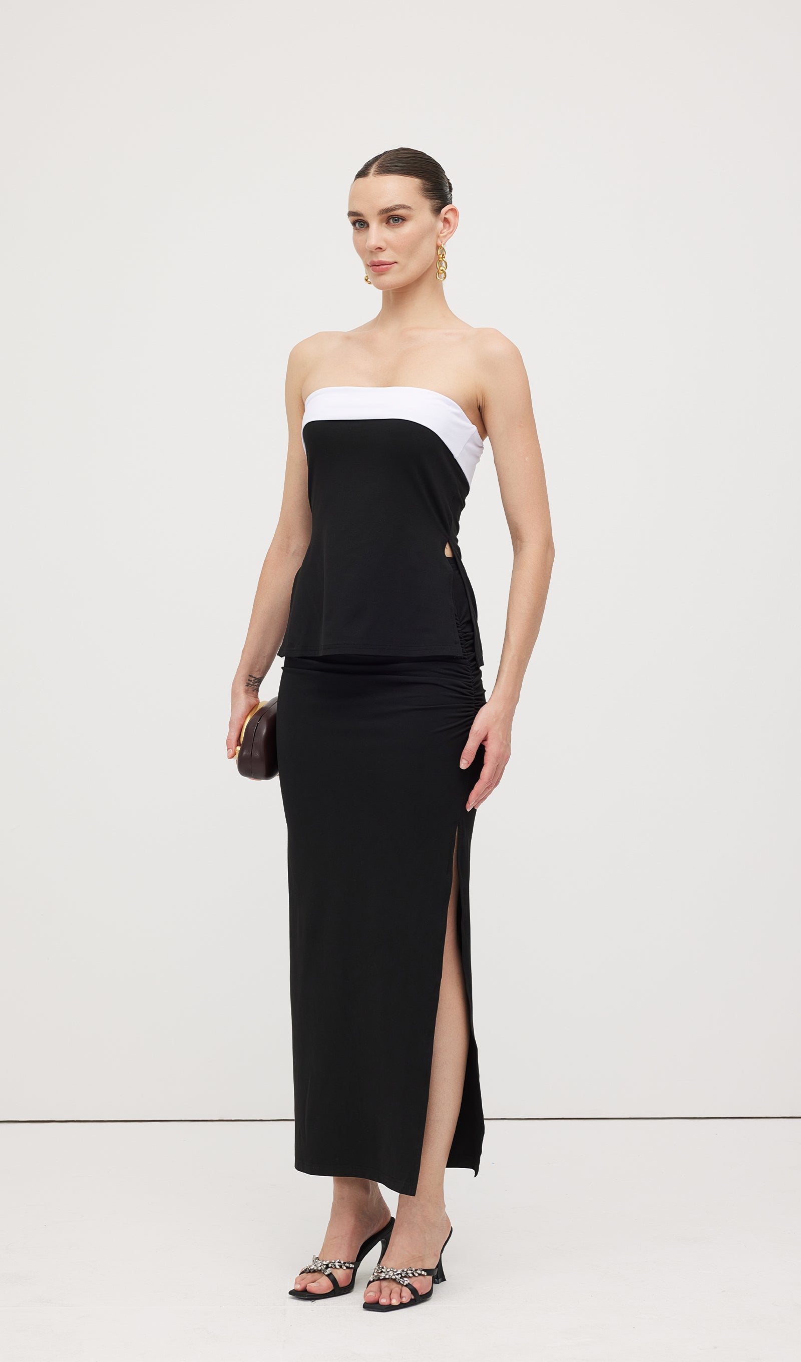 Geblümtes Maxikleid mit V-Ausschnitt und Taillengürtel