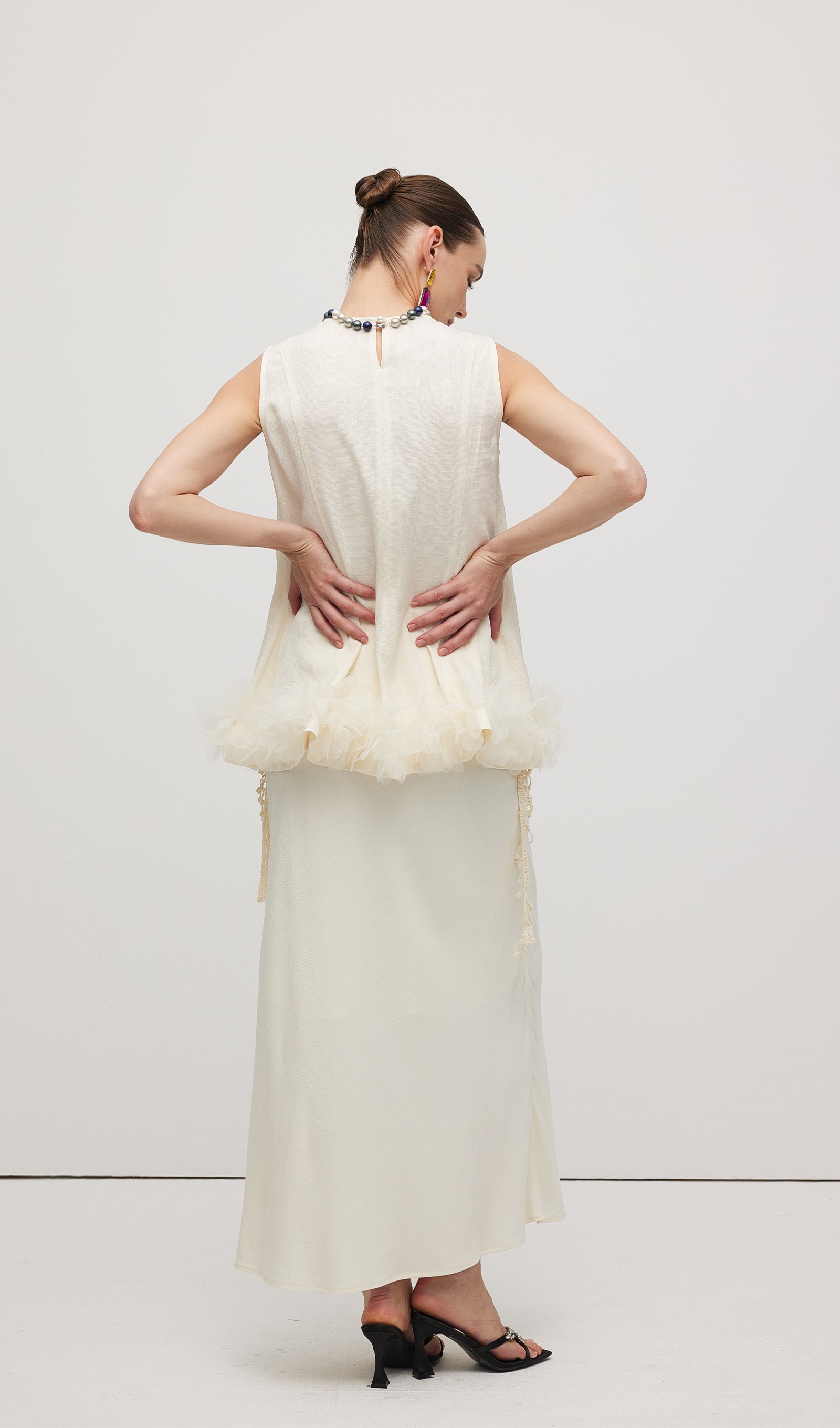 Minikleid mit 3D-Strassblumenmuster in Weiß