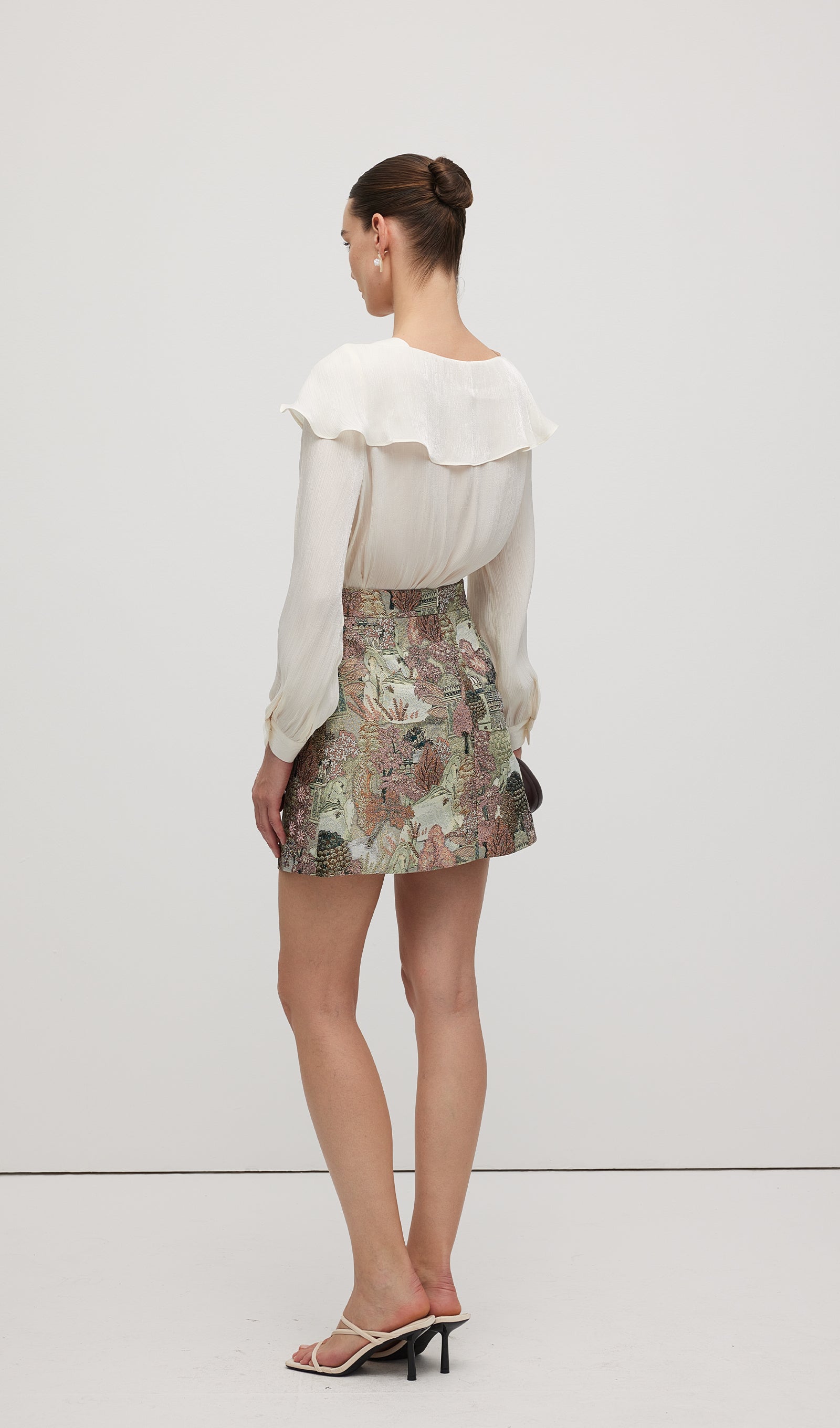 Minikleid mit 3D-Strassblumenmuster in Weiß
