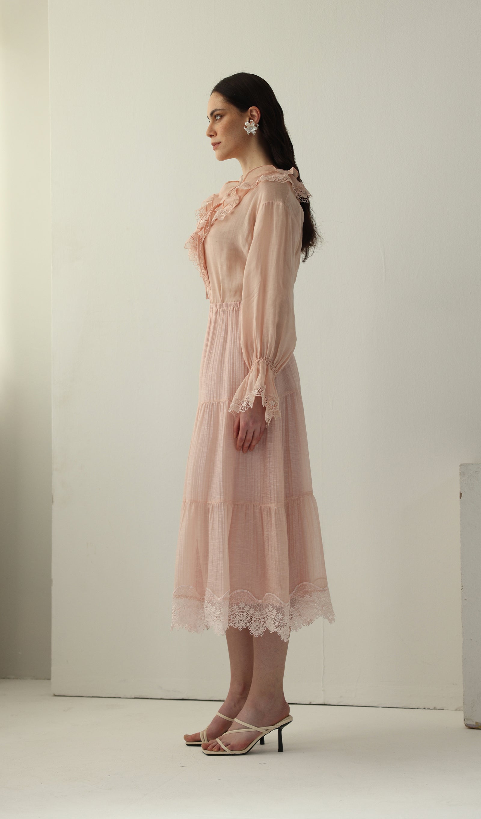 Geblümtes Maxikleid mit V-Ausschnitt und Taillengürtel