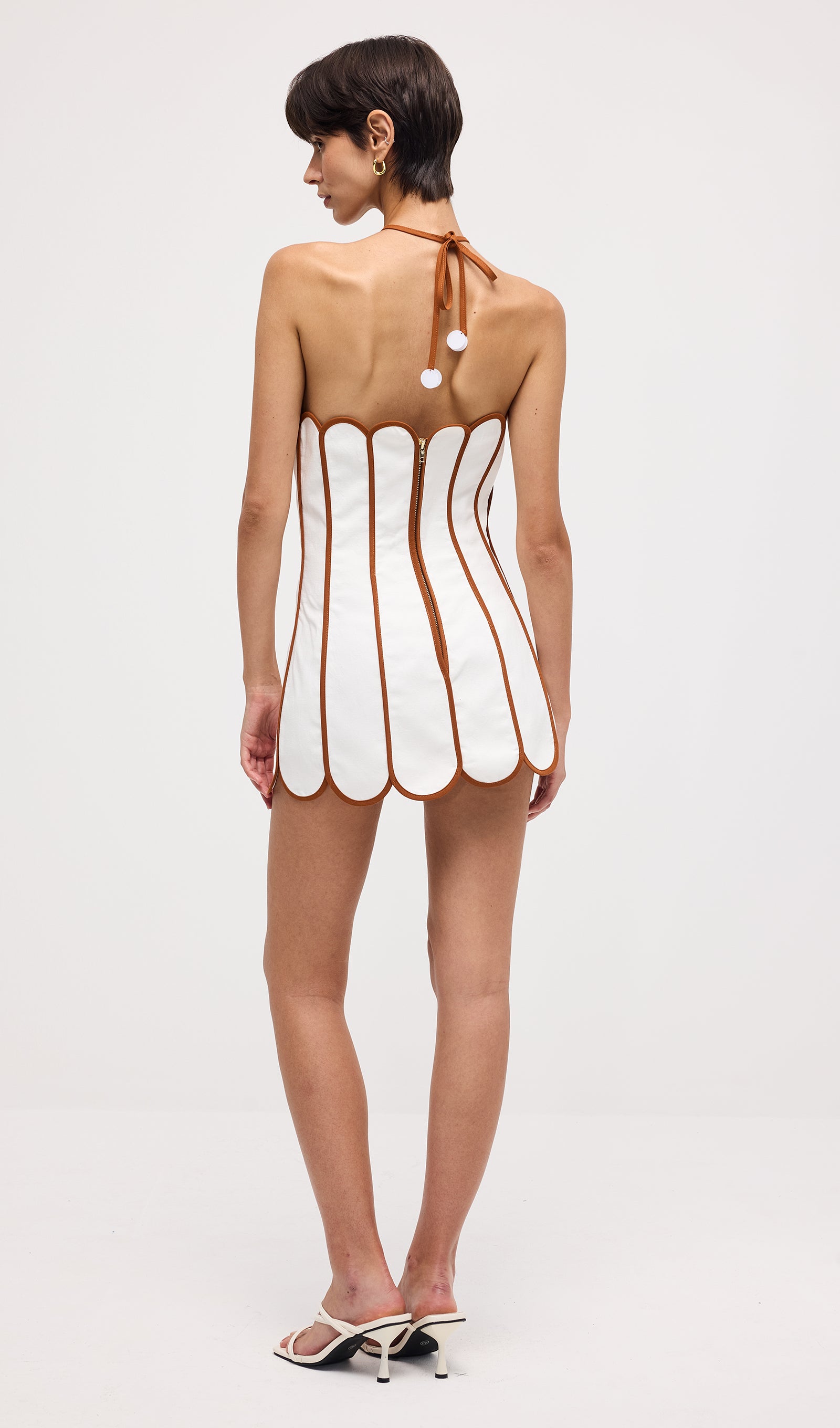 فستان قصير أحمر بدون حمالات مع فيونكة 