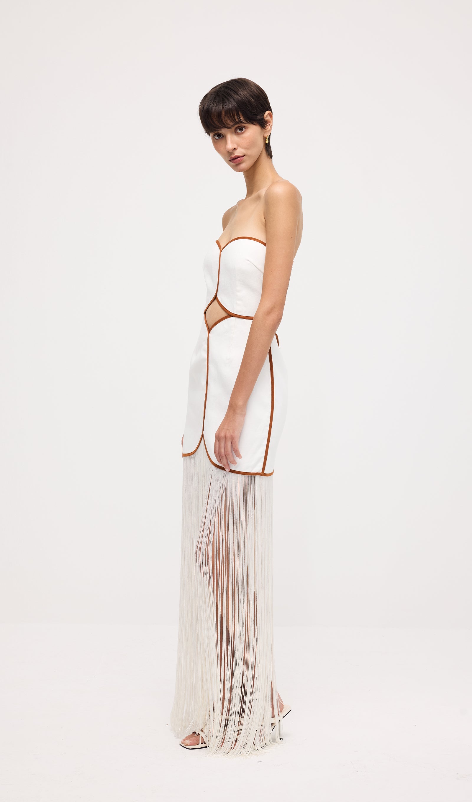 فستان قصير أحمر بدون حمالات مع فيونكة 