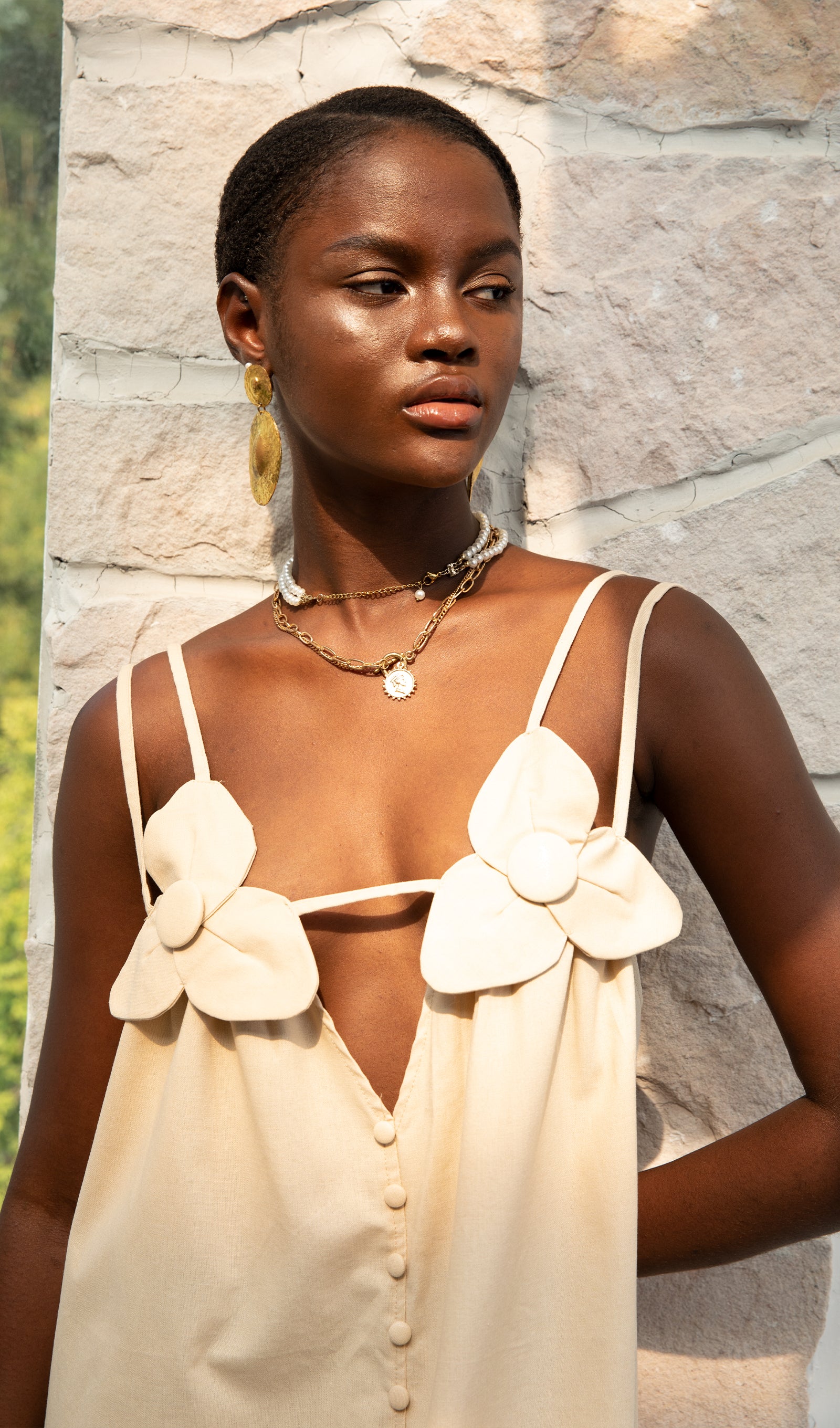 فستان ماكسي عصري بفتحة رقبة على شكل حرف V وشق مرتفع مزين بالزهور 