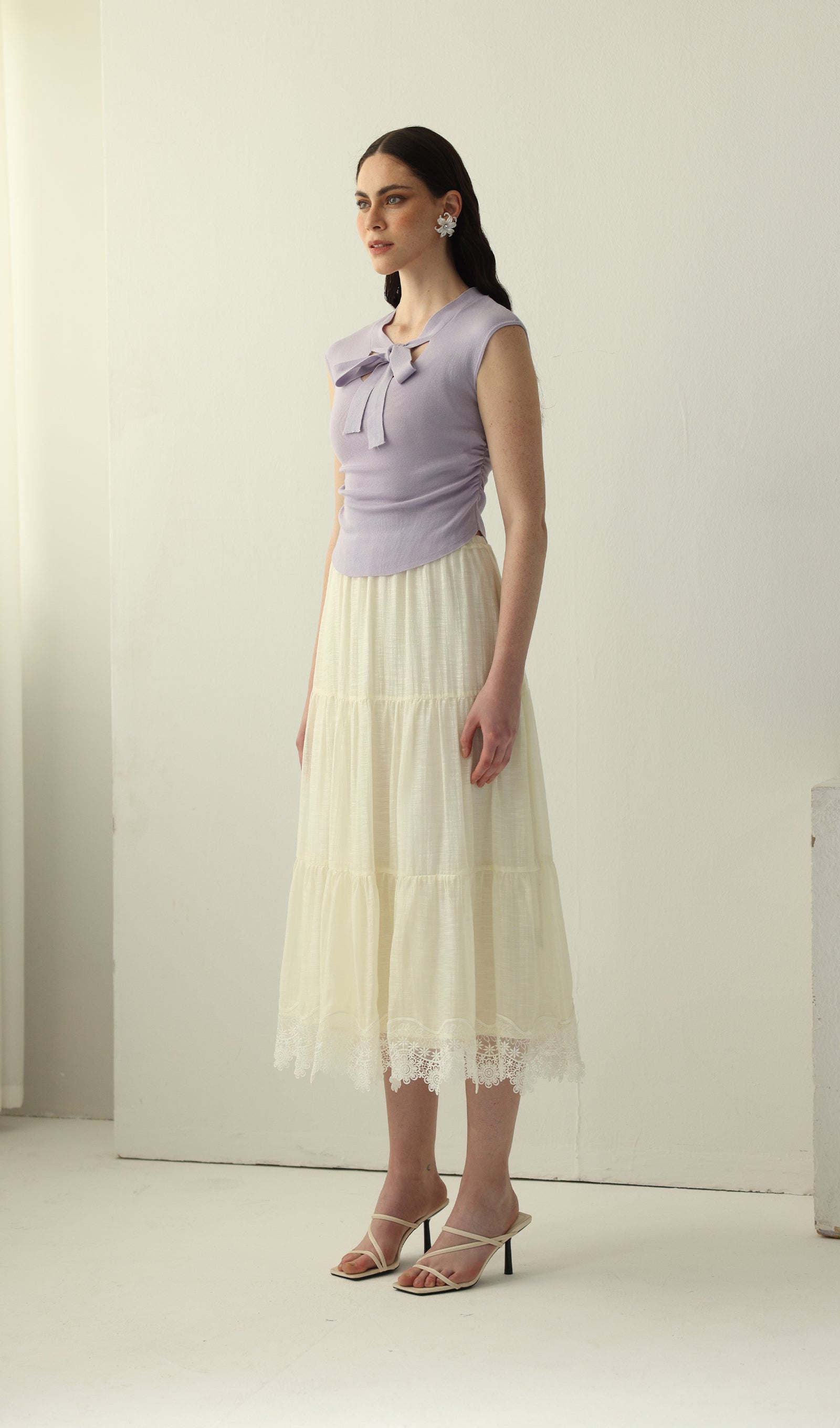 Geblümtes Maxikleid mit V-Ausschnitt und Taillengürtel
