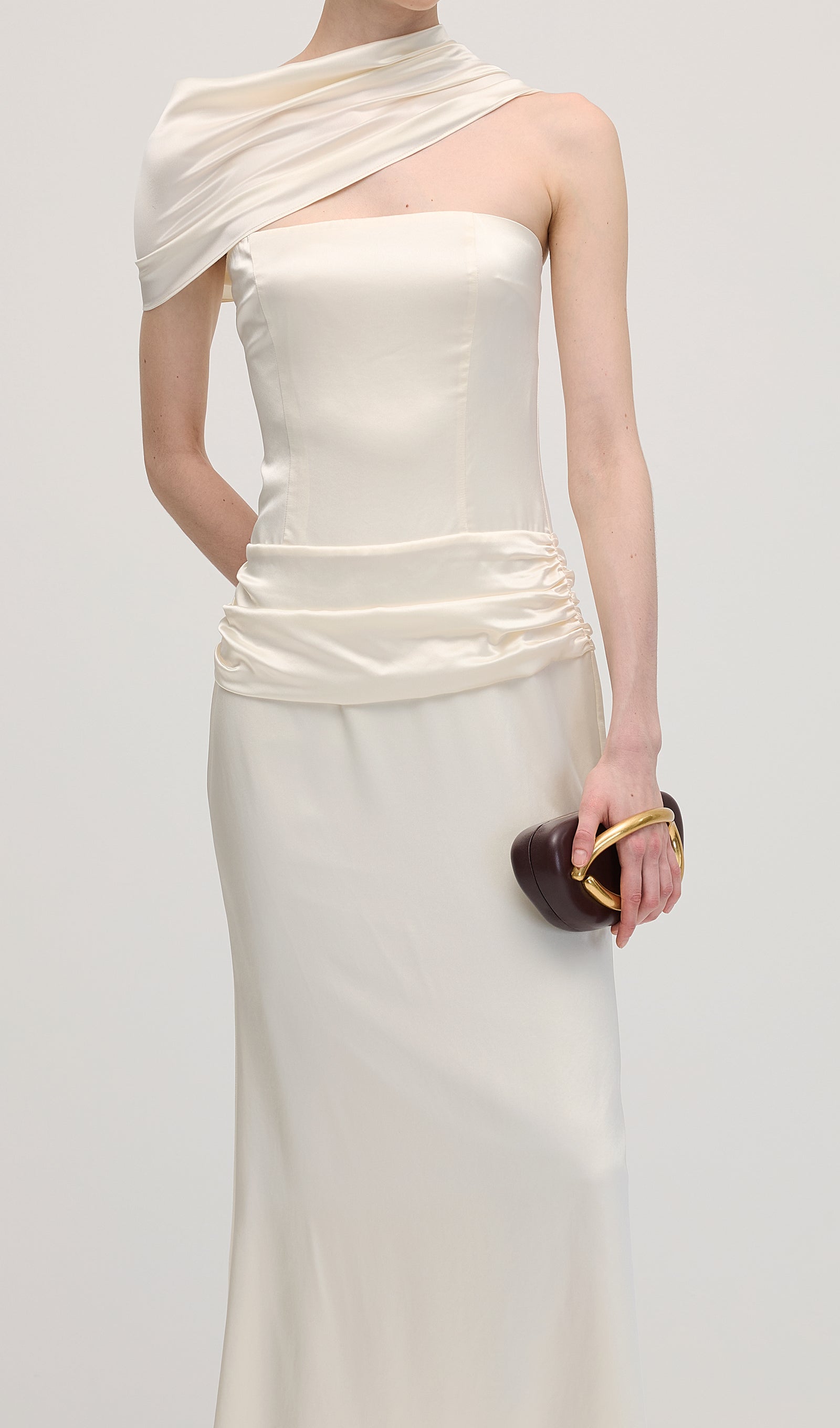 فستان ماكسي ساتان بأكمام طويلة 