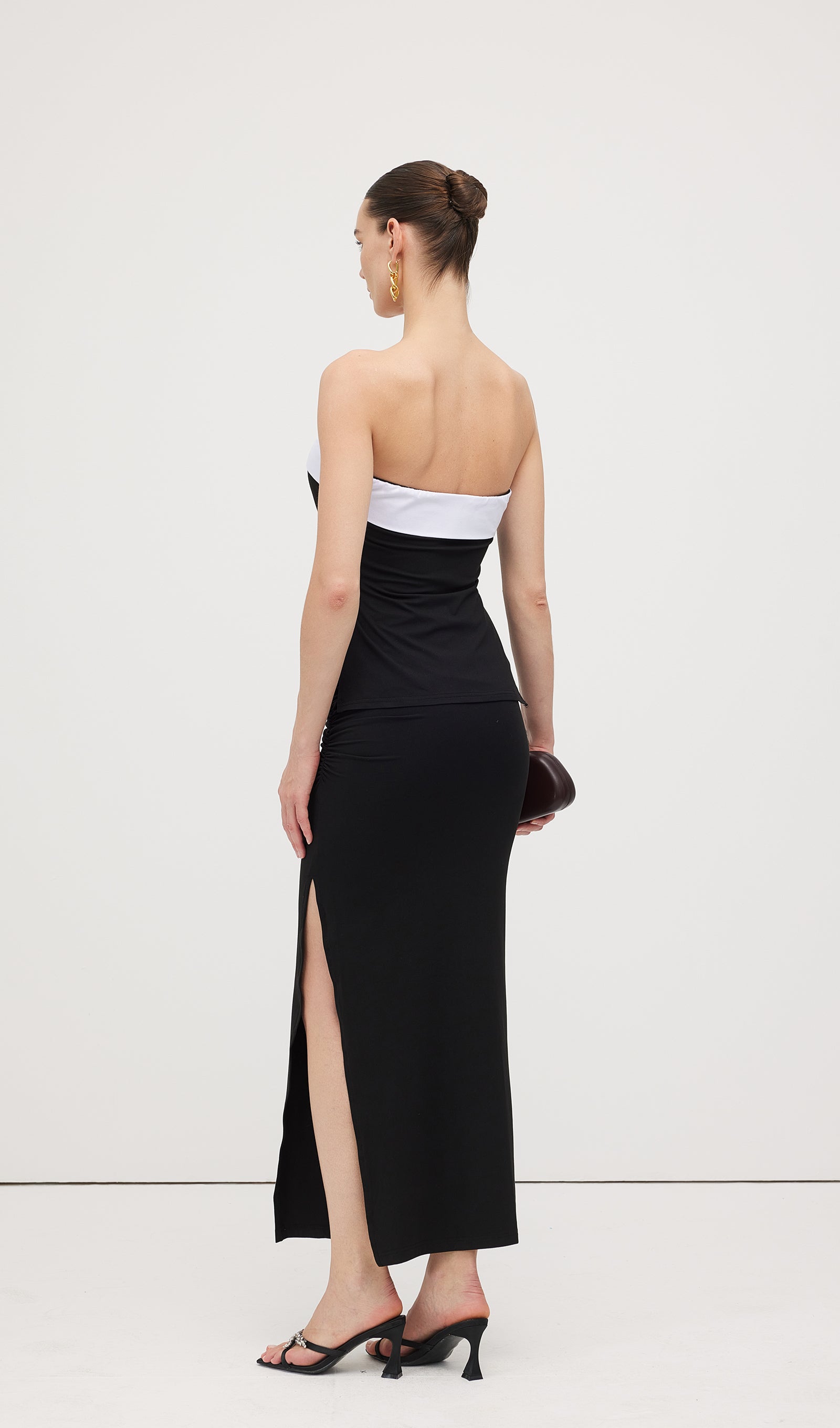 Geblümtes Maxikleid mit V-Ausschnitt und Taillengürtel
