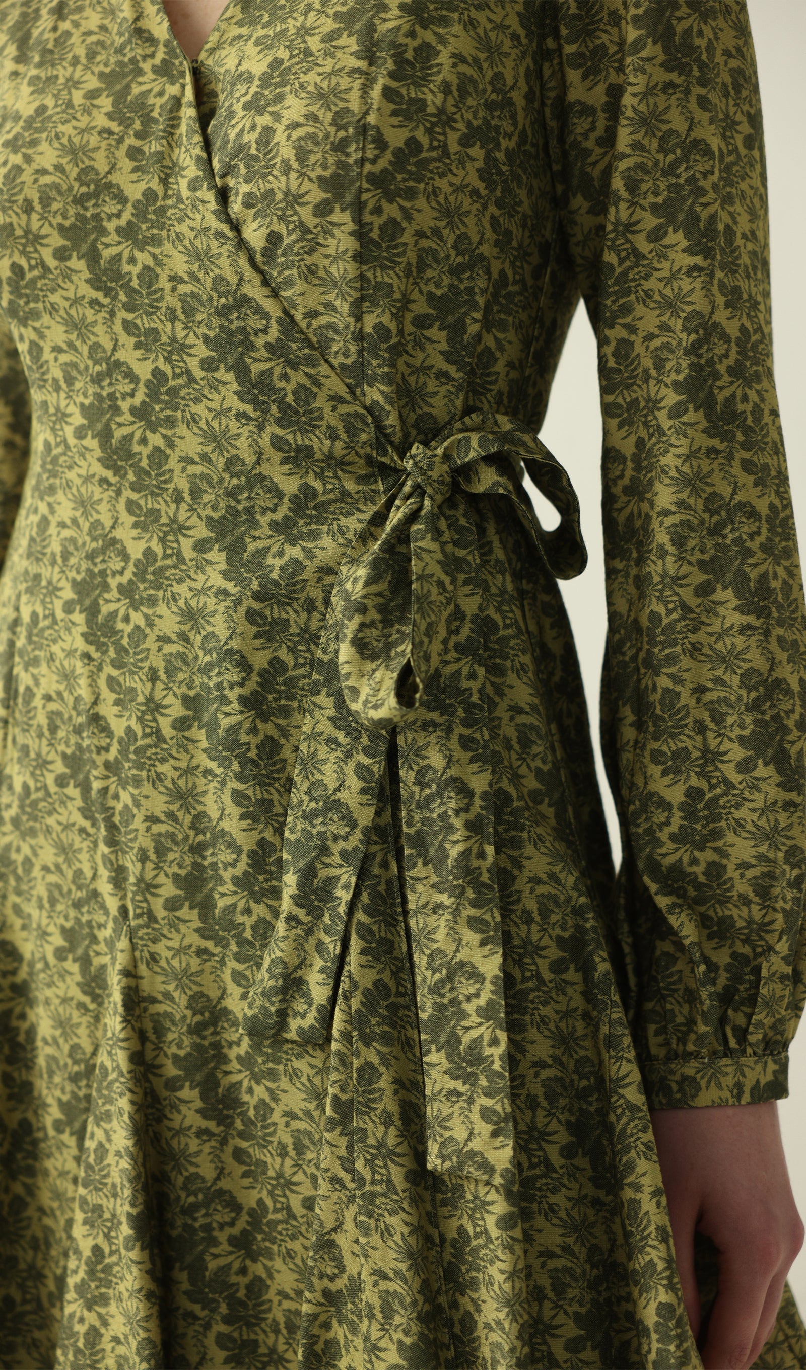 Midikleid in A-Linie mit Blumenmuster und Laternenärmeln