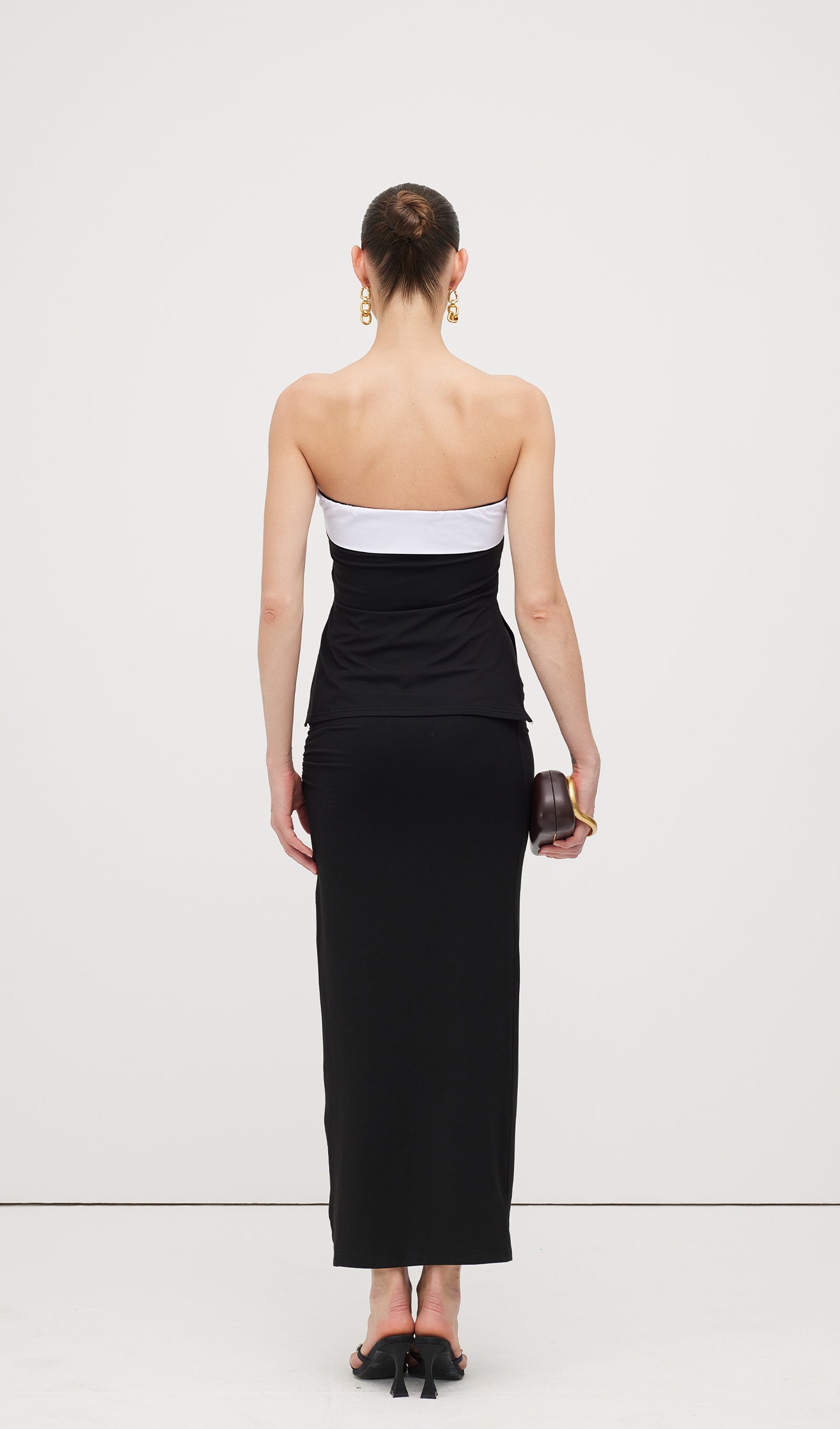 Geblümtes Maxikleid mit V-Ausschnitt und Taillengürtel