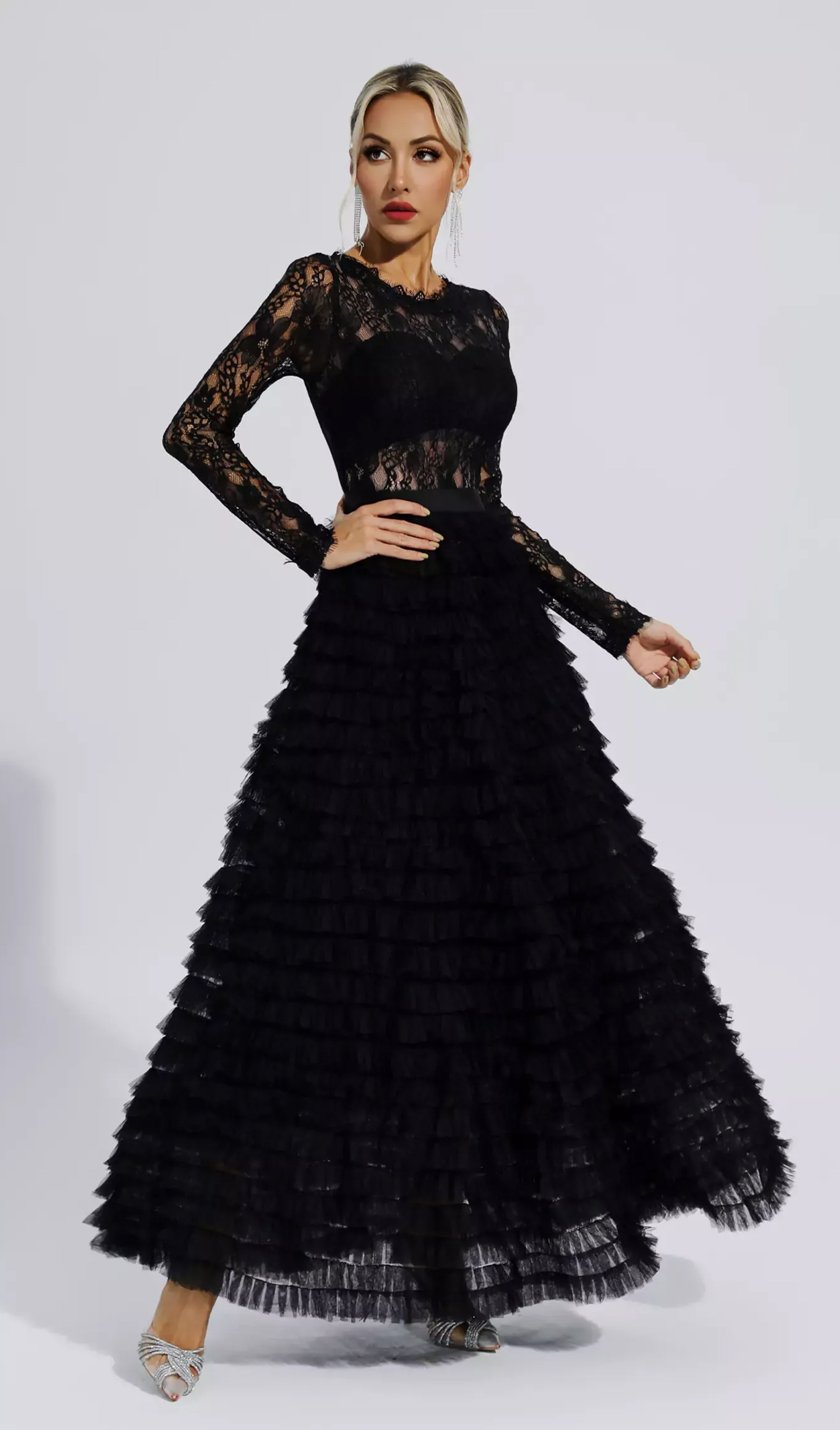 فستان ميدي من الدانتيل بأكمام طويلة وطبقات شبكية