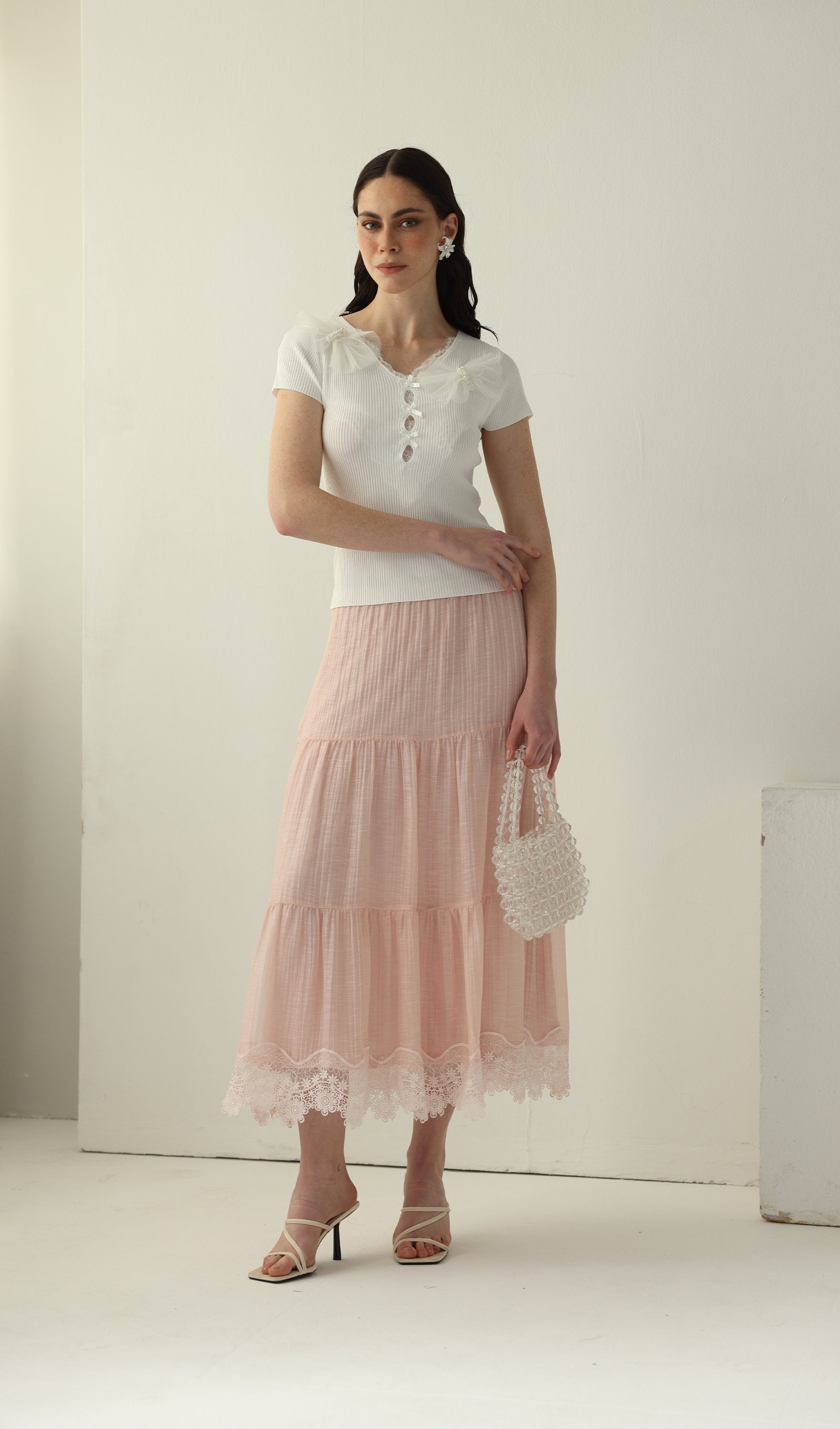 Geblümtes Maxikleid mit V-Ausschnitt und Taillengürtel