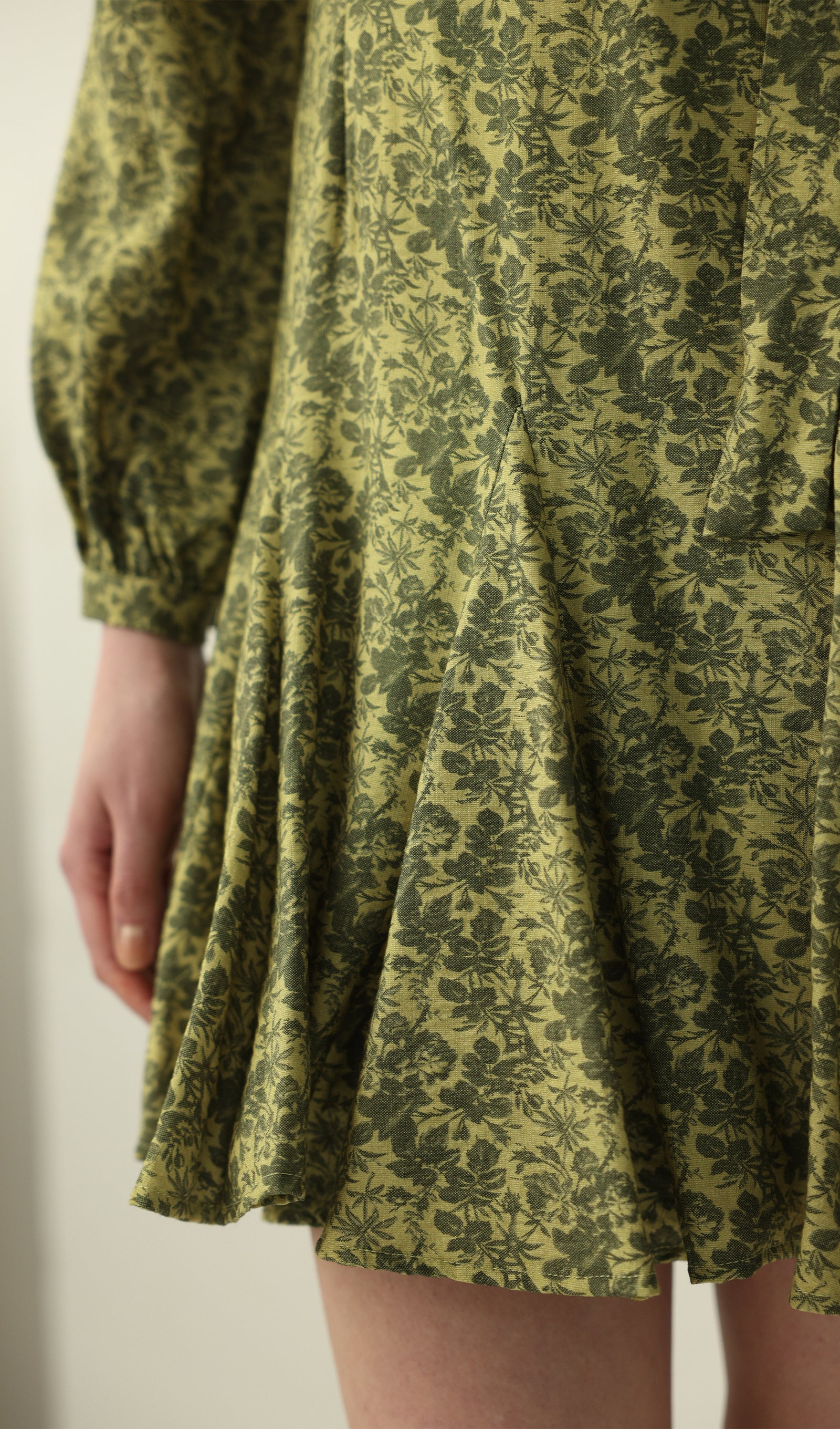 Midikleid in A-Linie mit Blumenmuster und Laternenärmeln