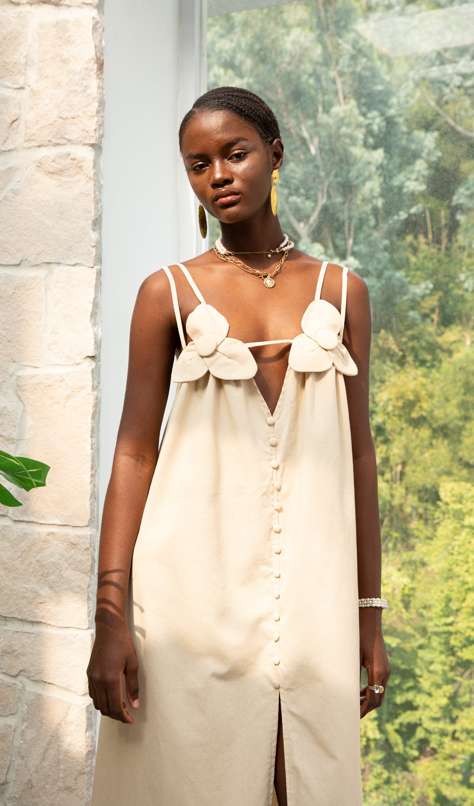 فستان ماكسي عصري بفتحة رقبة على شكل حرف V وشق مرتفع مزين بالزهور 