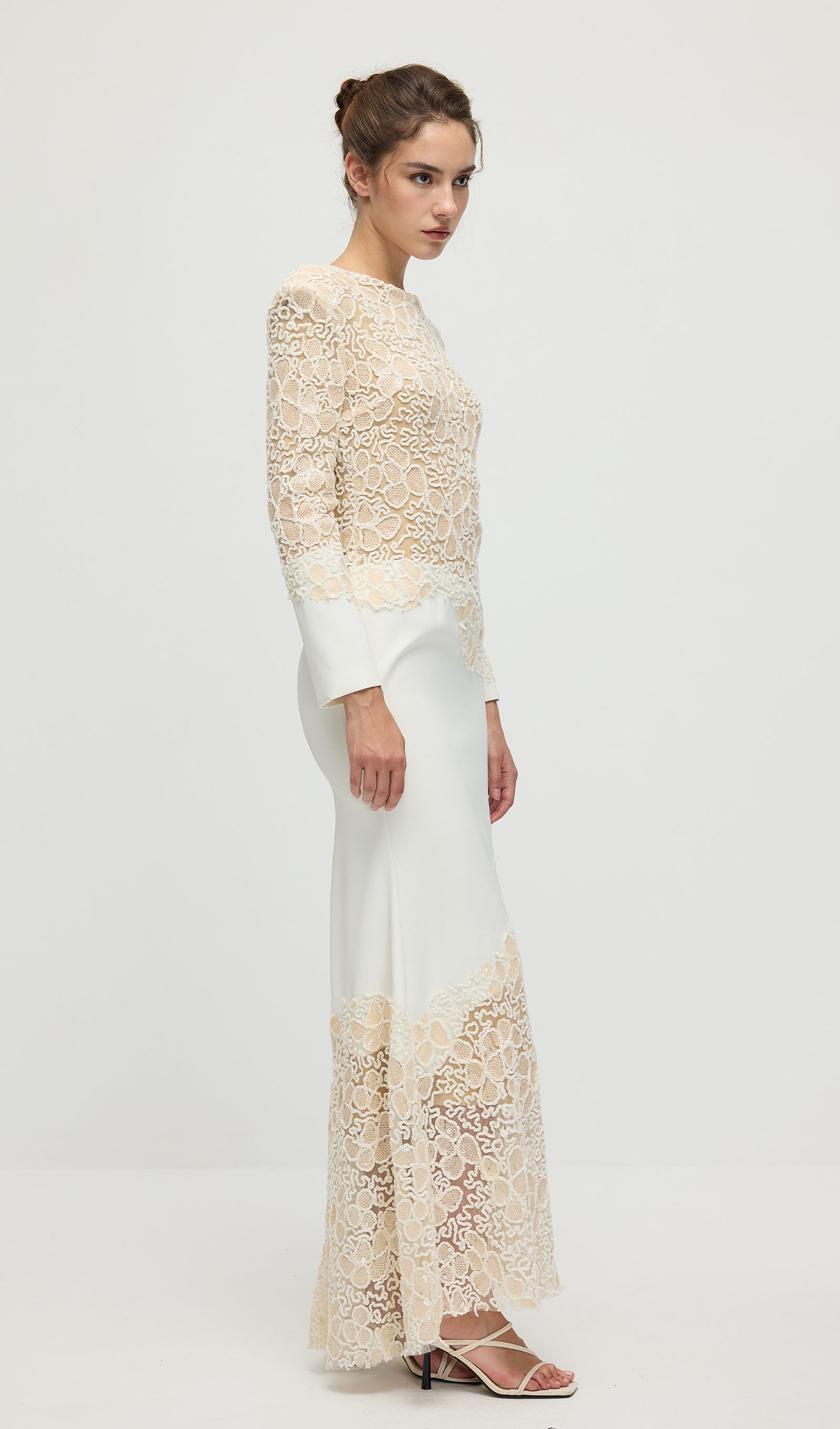 فستان قصير أحمر بدون حمالات مع فيونكة 