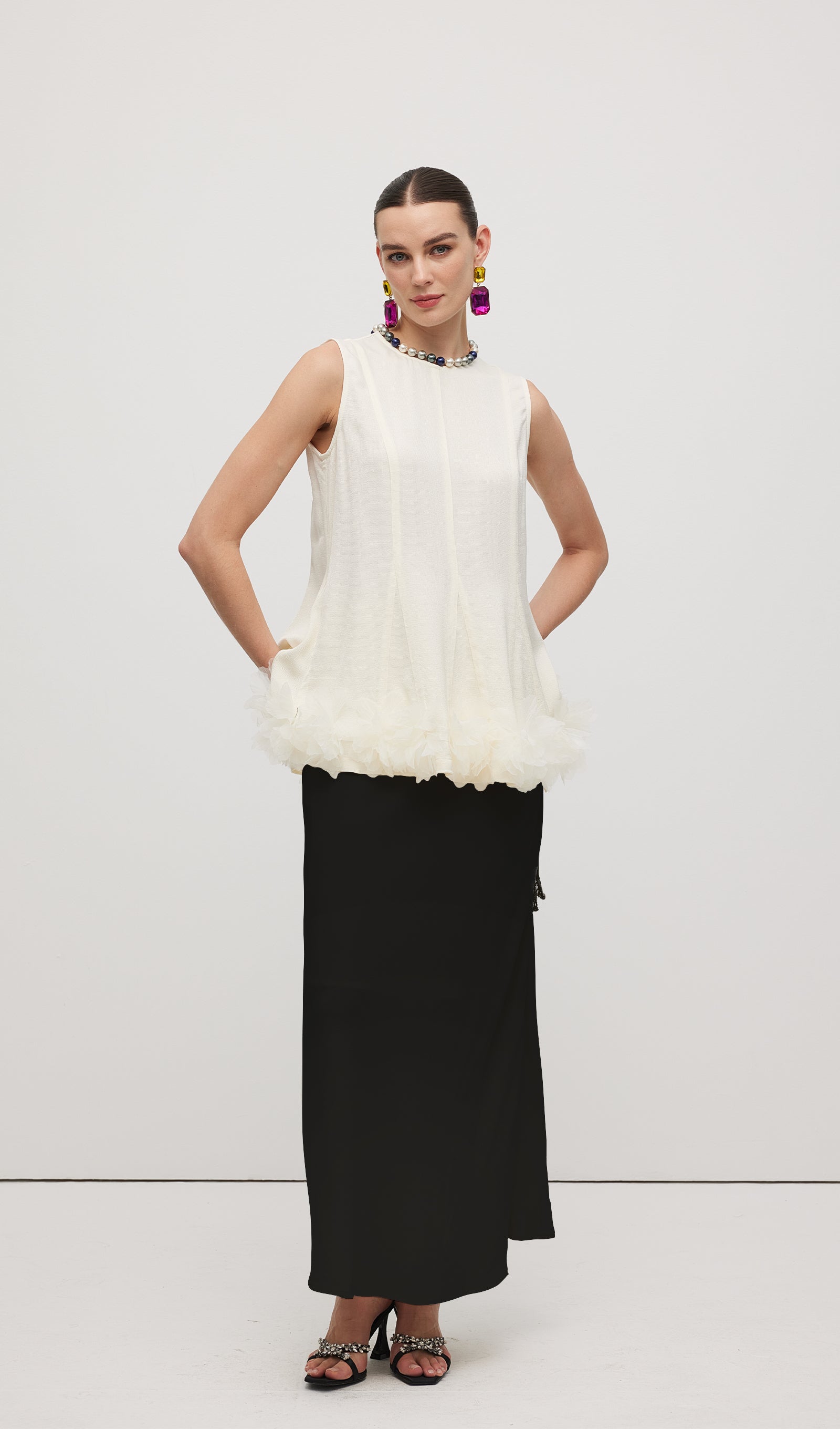 Minikleid mit 3D-Strassblumenmuster in Weiß