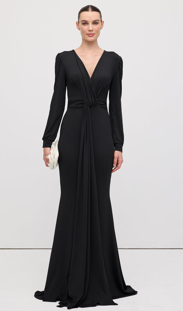 فستان ماكسي أسود بفتحة رقبة على شكل حرف V 