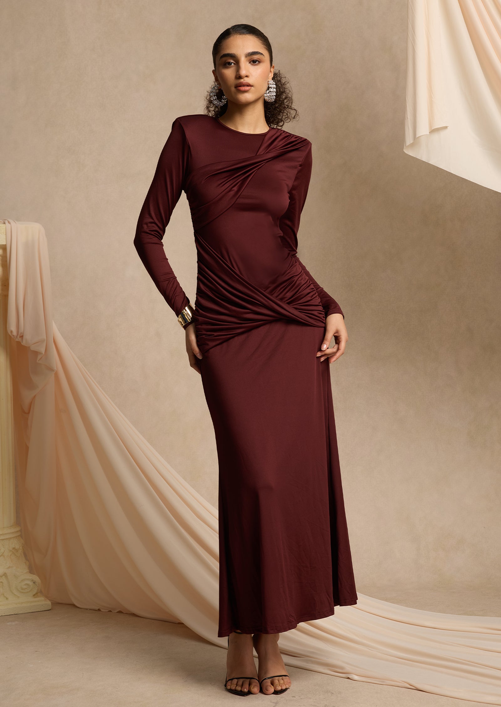 فستان ماكسي من قماش الجيرسي بدون أكتاف 